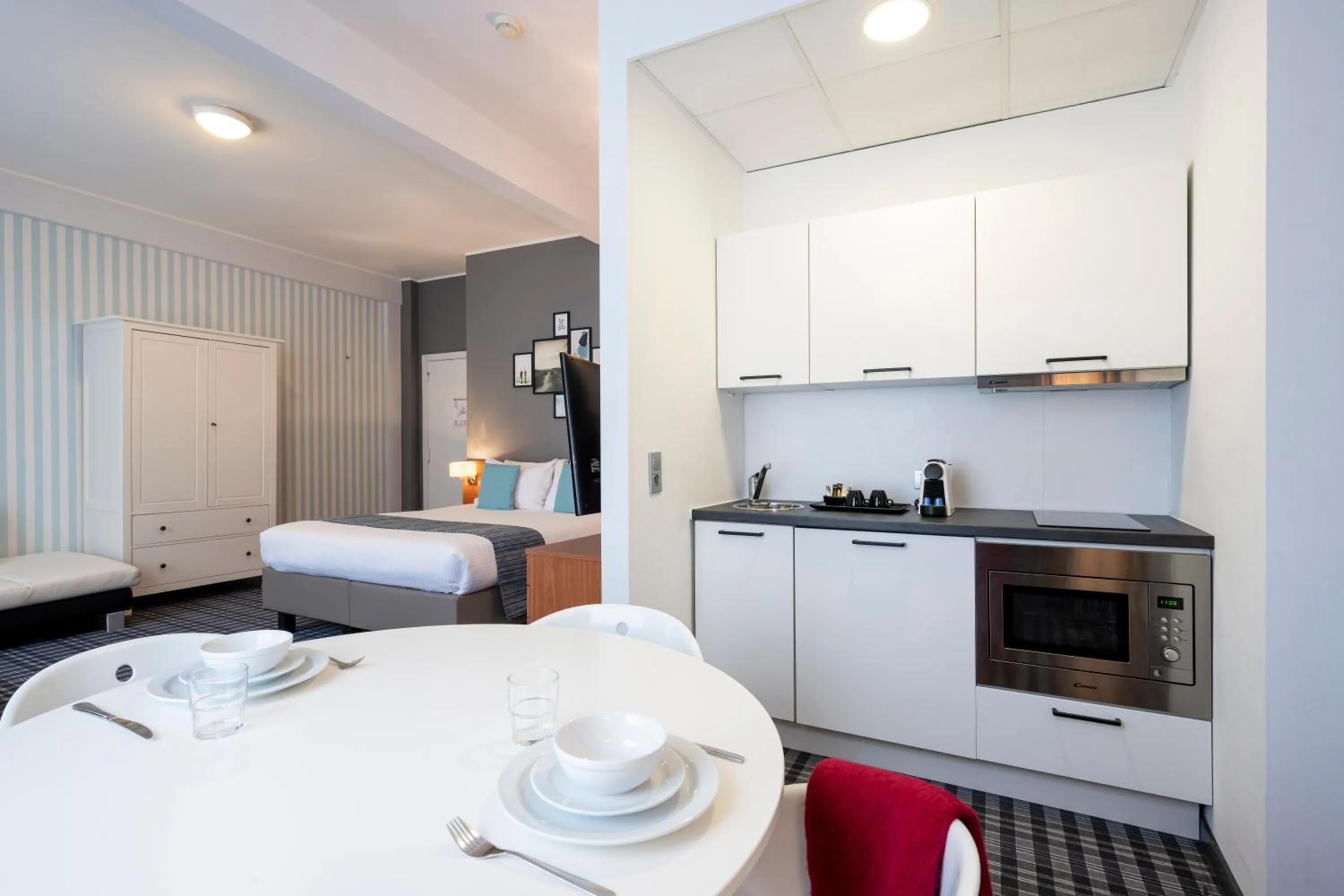 Kitchen or kitchenette, Bed in Leopold Hotel Ostend