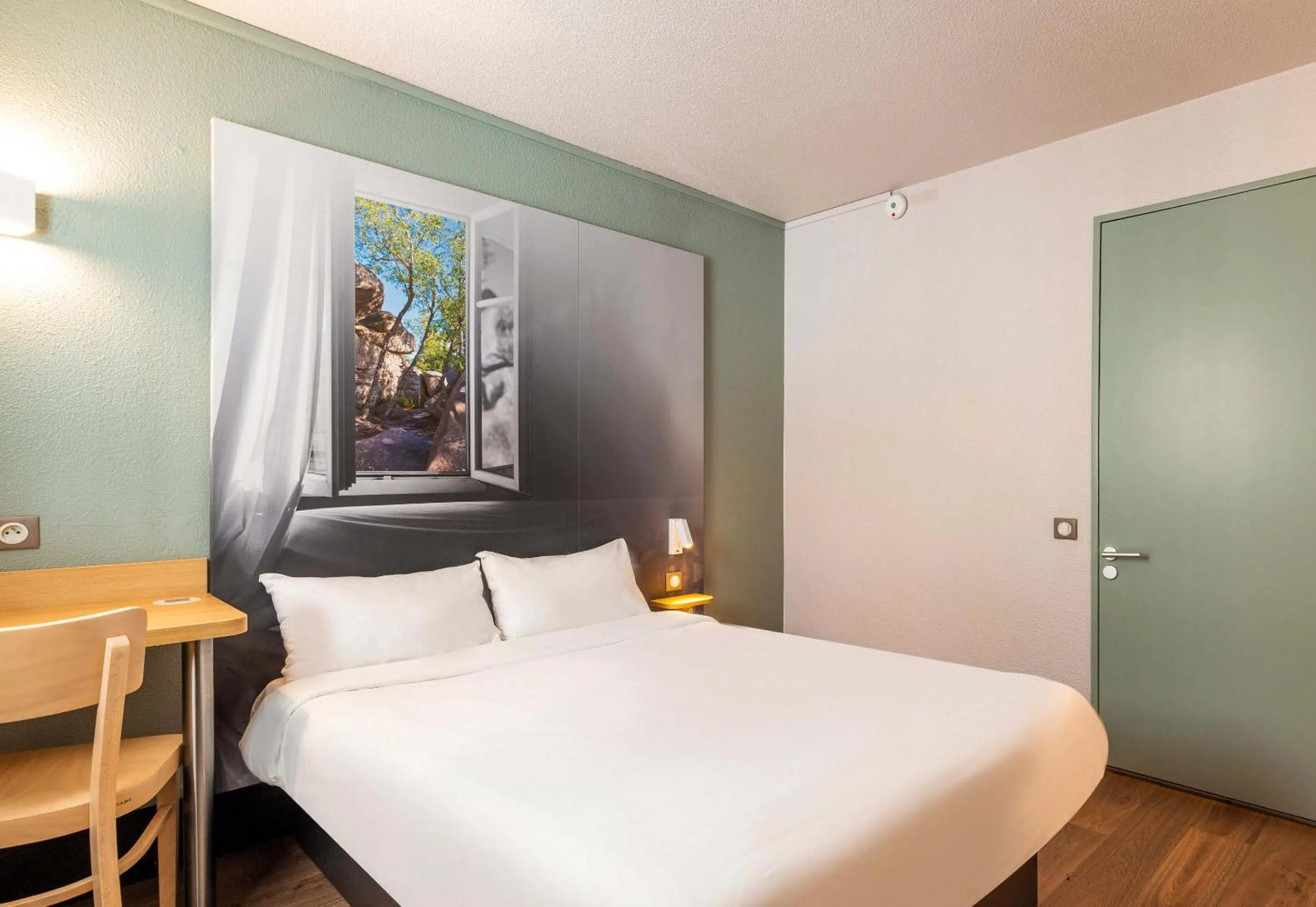 Bedroom, Bed in B&B HOTEL Nantes Parc Expos La Chapelle