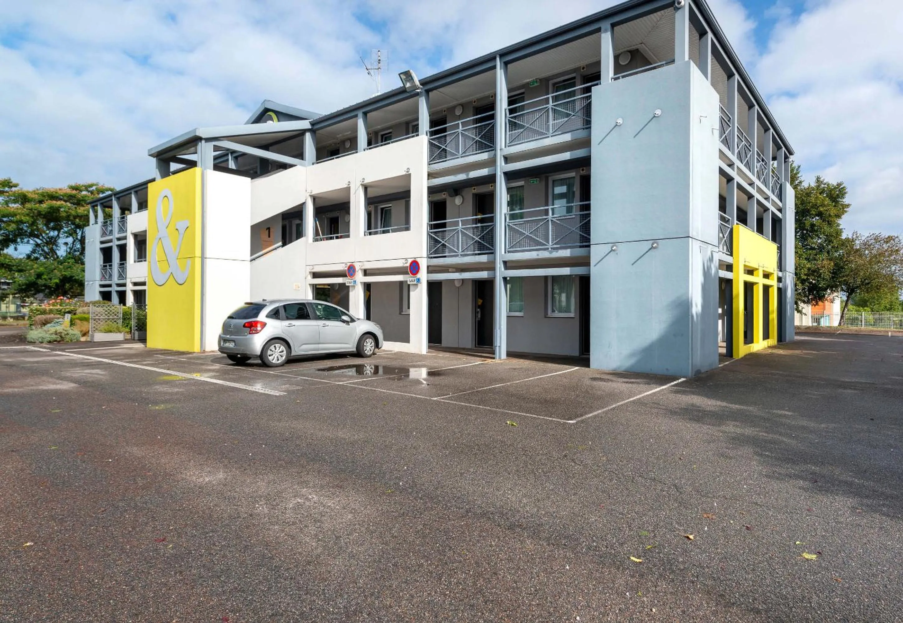 Property building in B&B HOTEL Nantes Parc Expos La Chapelle