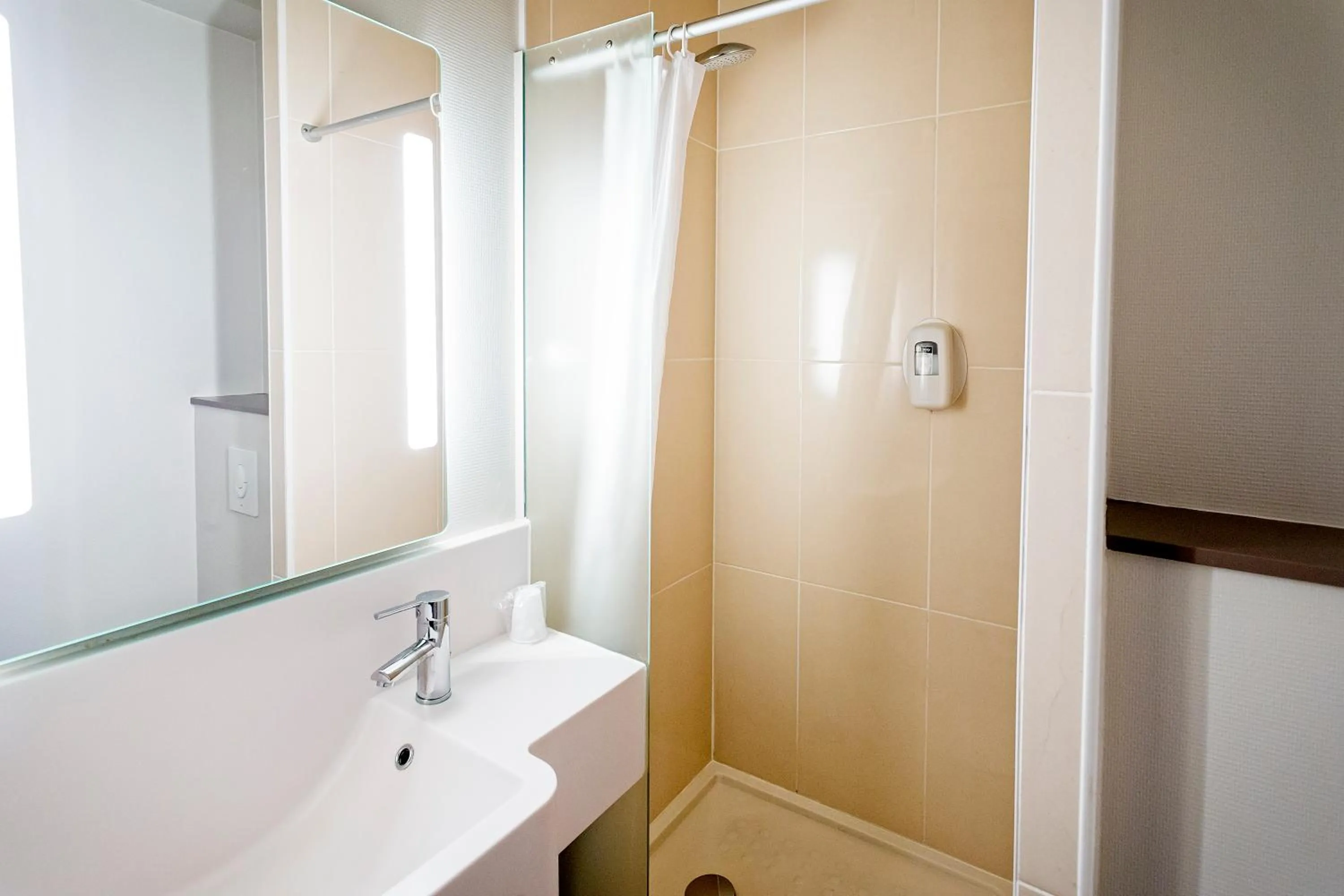 Bathroom in B&B HOTEL Nantes Parc Expos La Chapelle