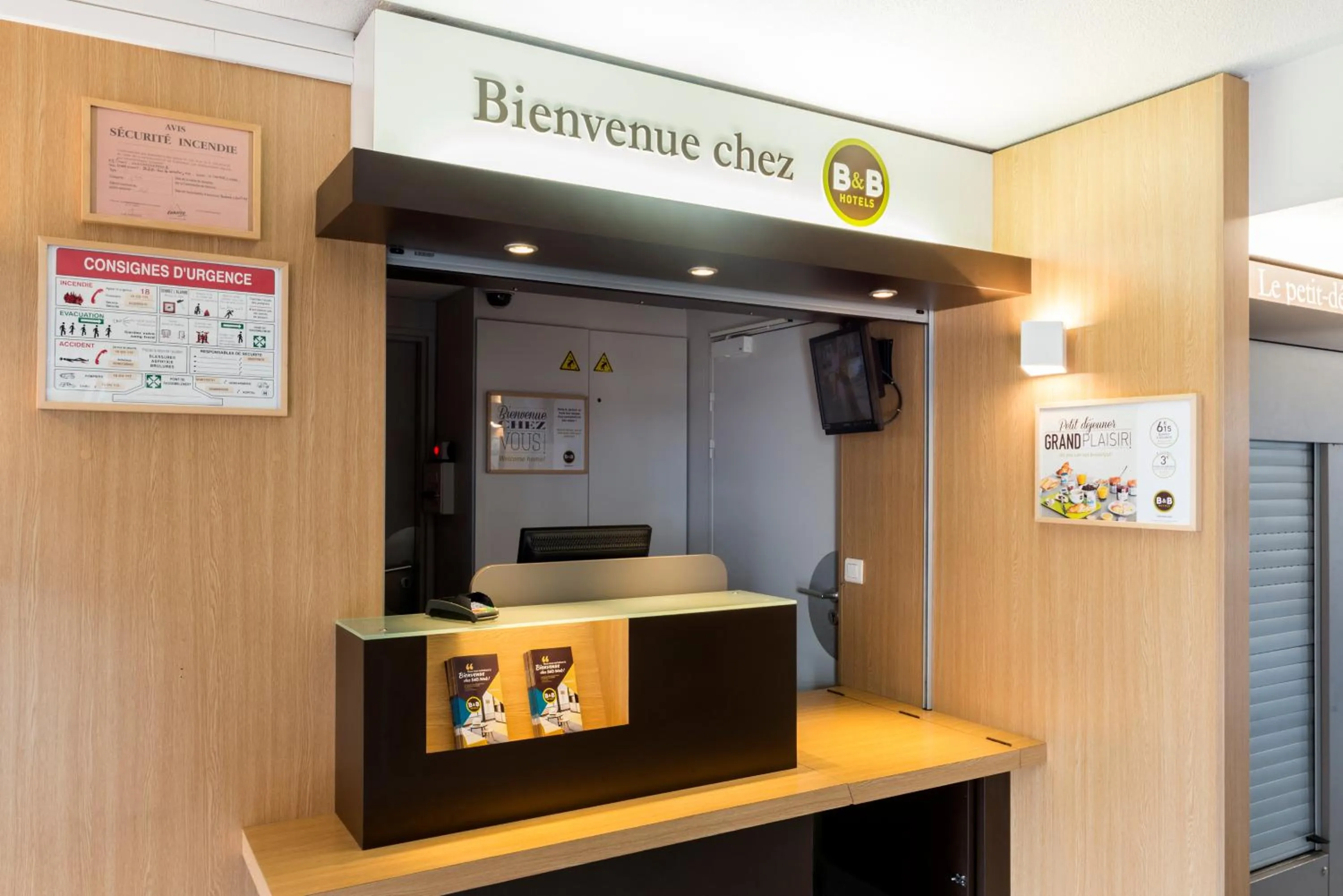 Lobby or reception in B&B HOTEL Nantes Parc Expos La Chapelle