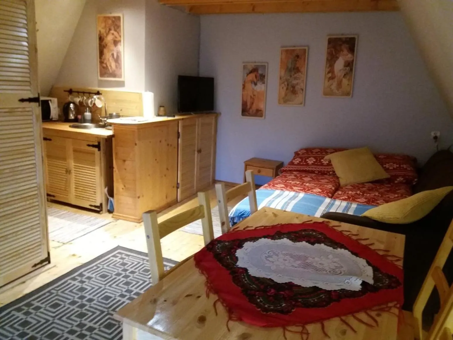 Kitchen or kitchenette, Bed in Pensjonat Gościniec Szczyrk , z sauną i jacuzzi