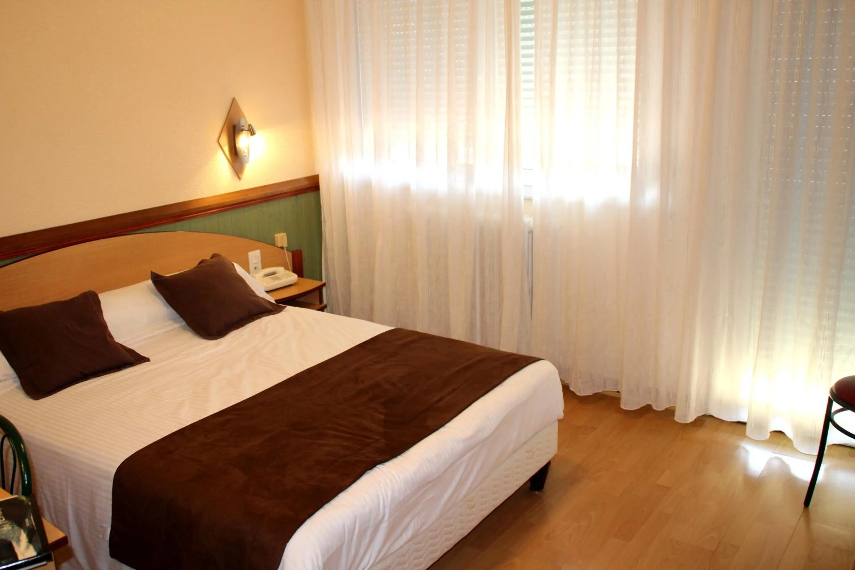Photo of the whole room, Bed in Hôtel Saint-Hubert