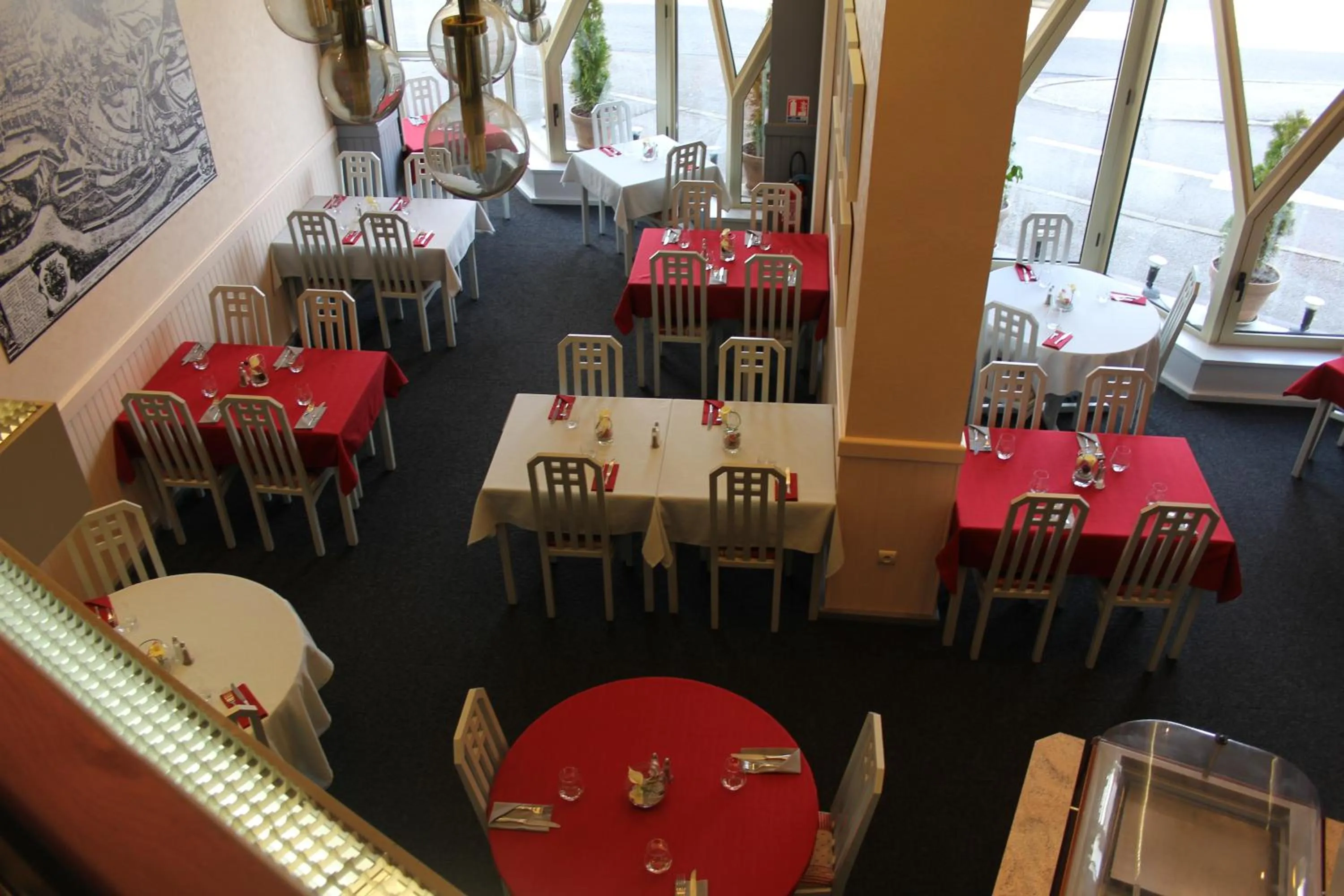 Restaurant/places to eat in Hôtel Saint-Hubert