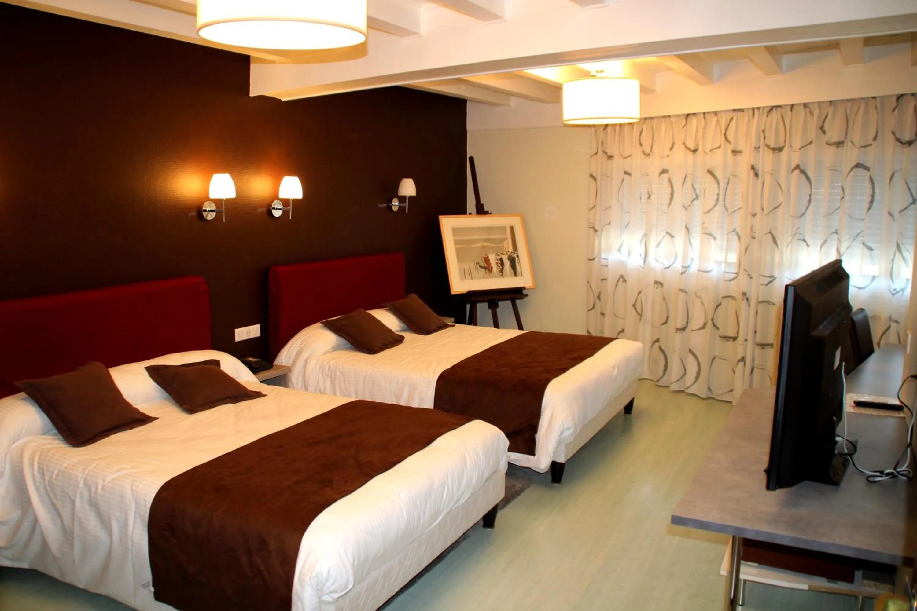 Photo of the whole room, Bed in Hôtel Saint-Hubert