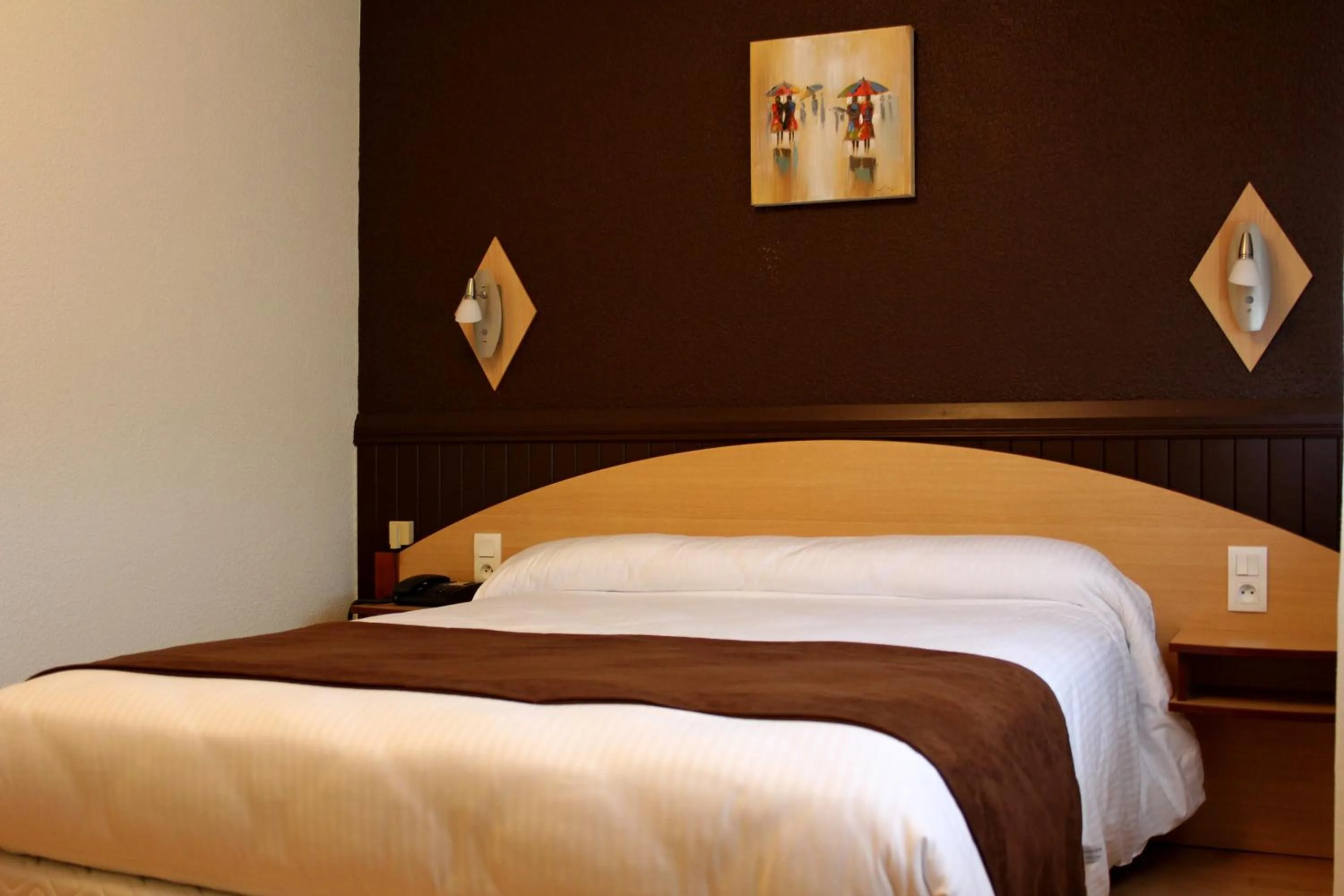 Photo of the whole room, Bed in Hôtel Saint-Hubert