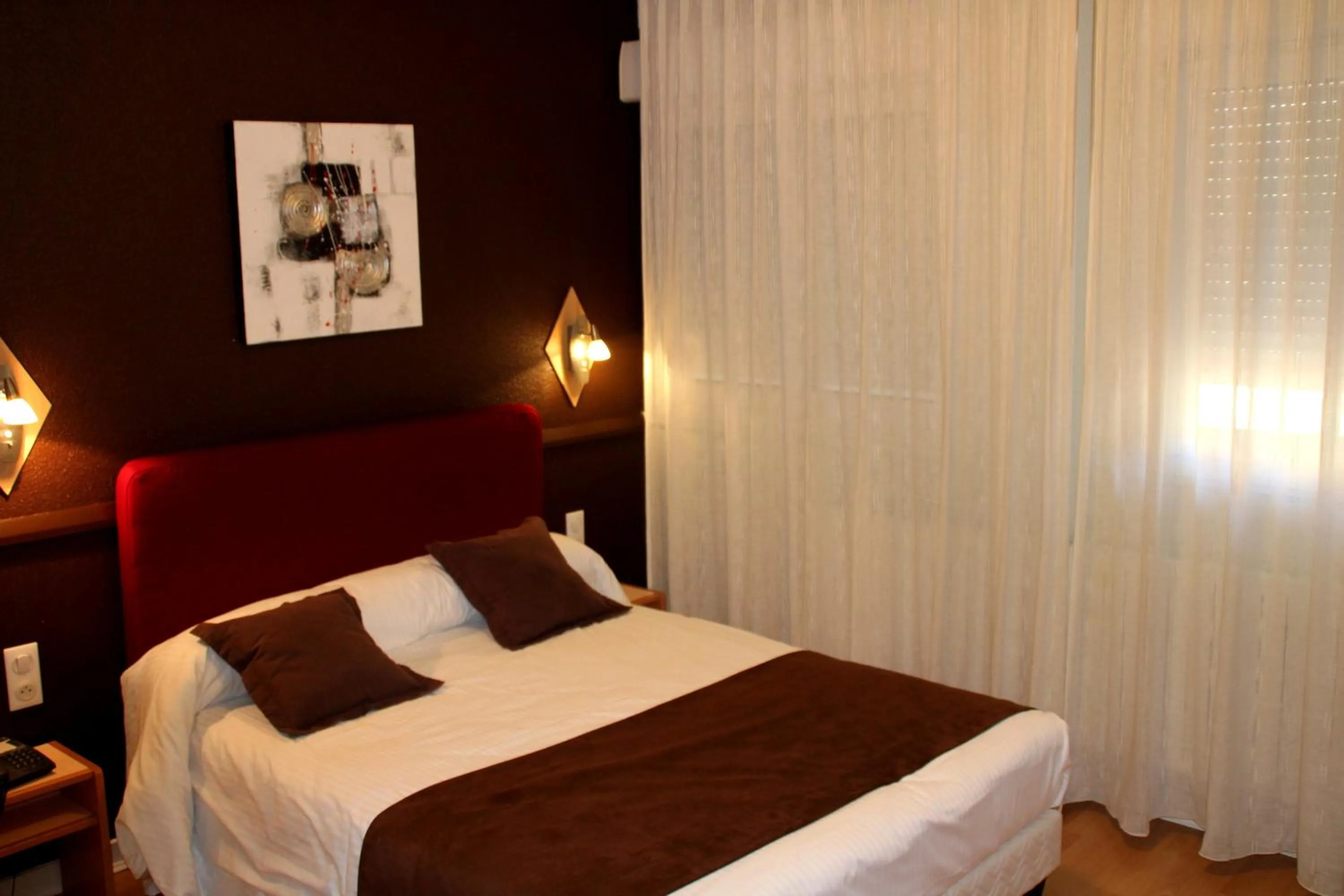 Photo of the whole room, Bed in Hôtel Saint-Hubert
