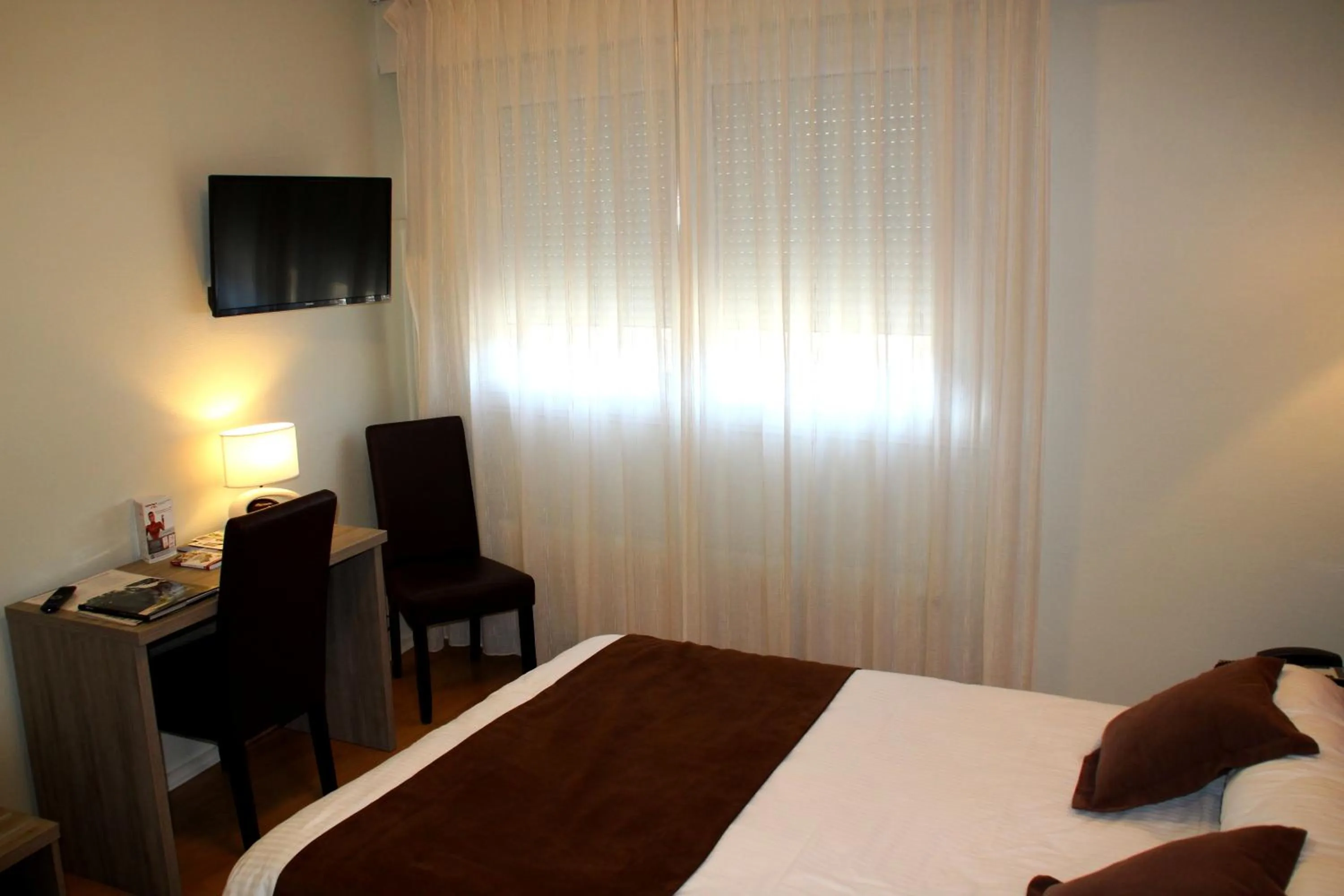 Photo of the whole room, Bed in Hôtel Saint-Hubert