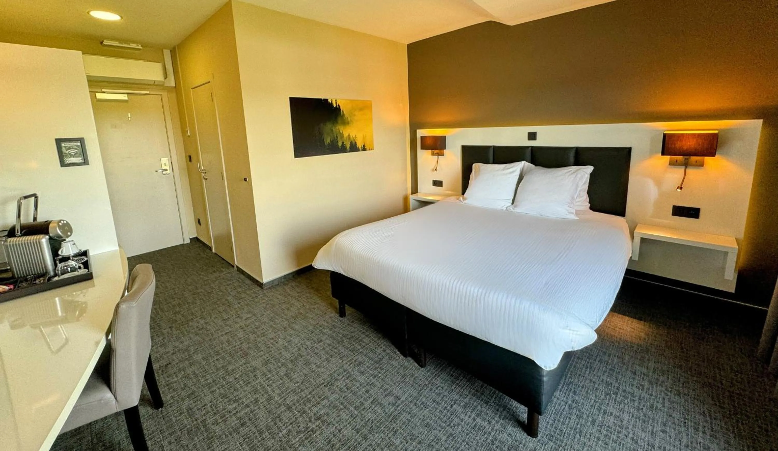 Photo of the whole room, Bed in Hôtel L'Amandier