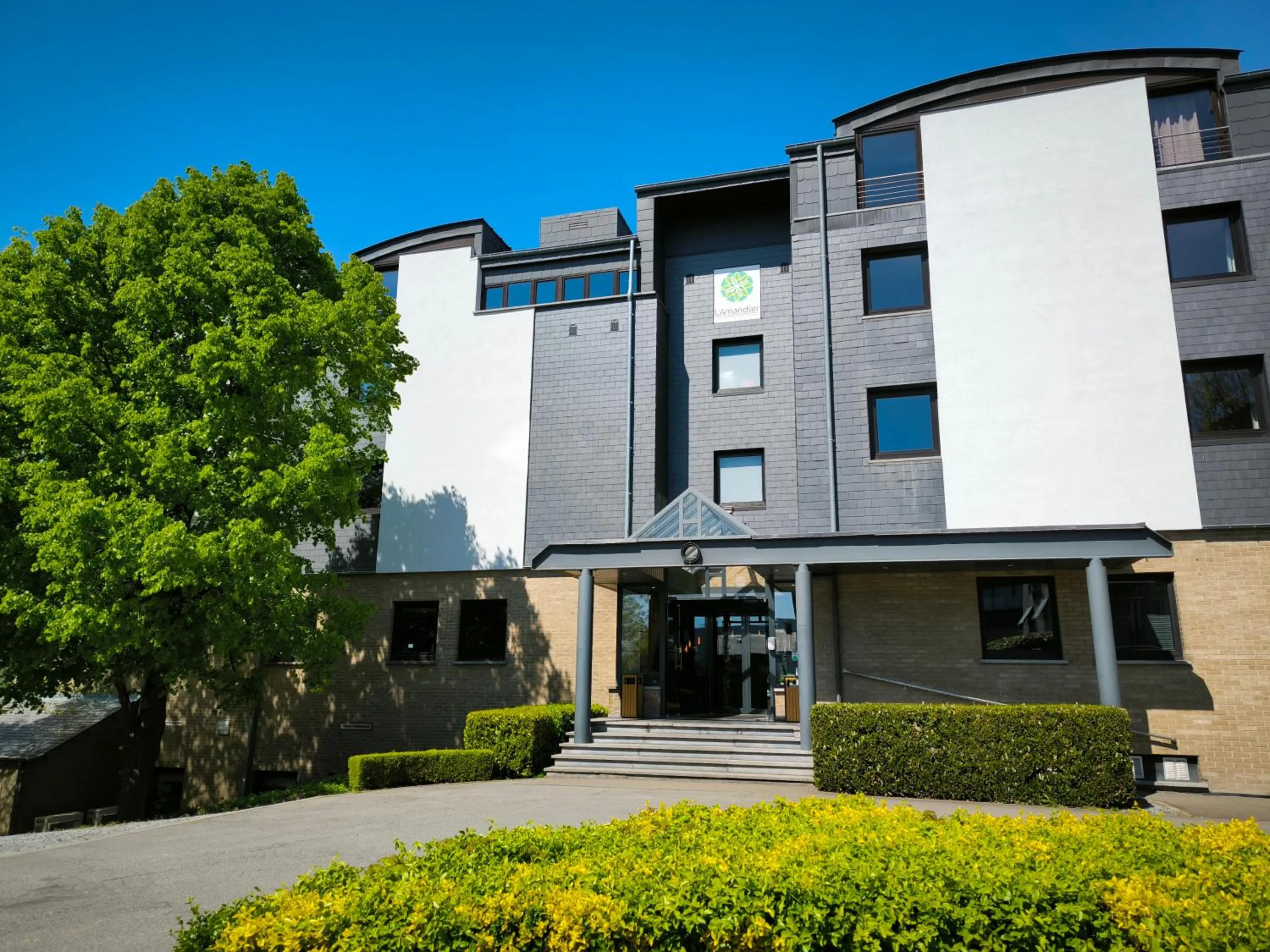 Facade/entrance in Hôtel L'Amandier