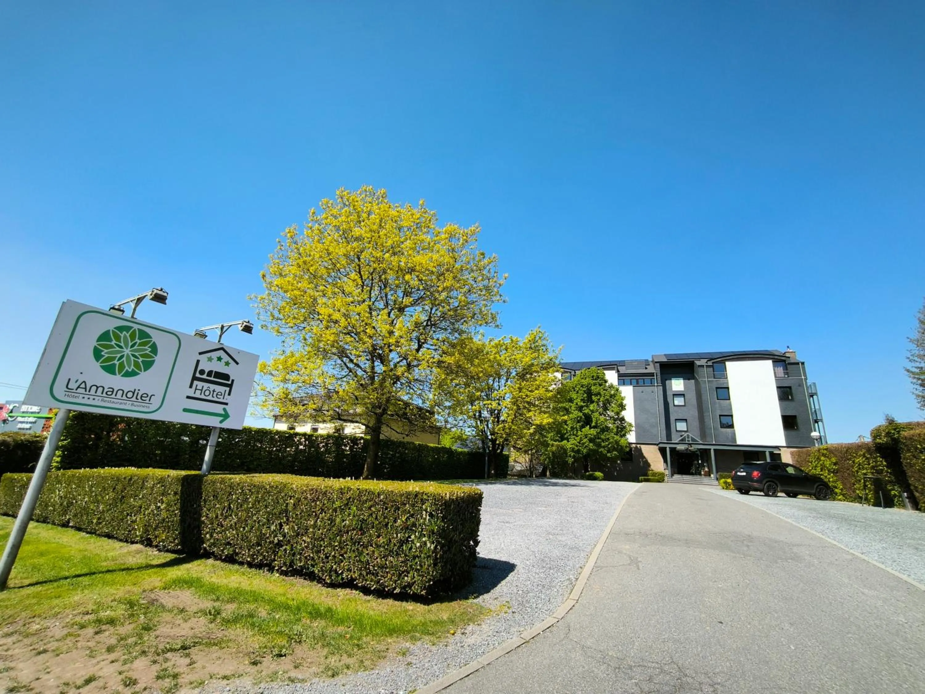 Facade/entrance in Hôtel L'Amandier