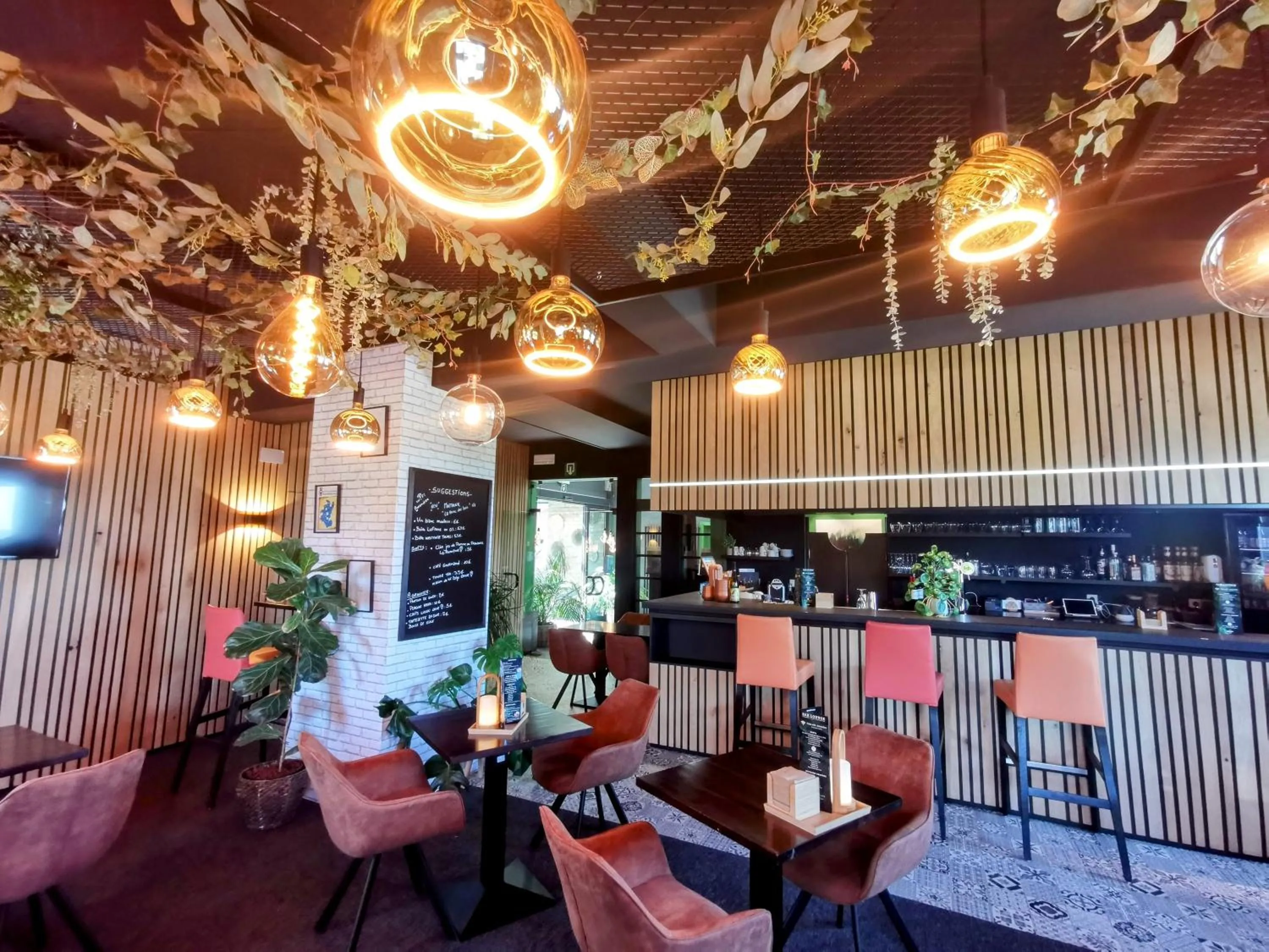 Lounge or bar in Hôtel L'Amandier