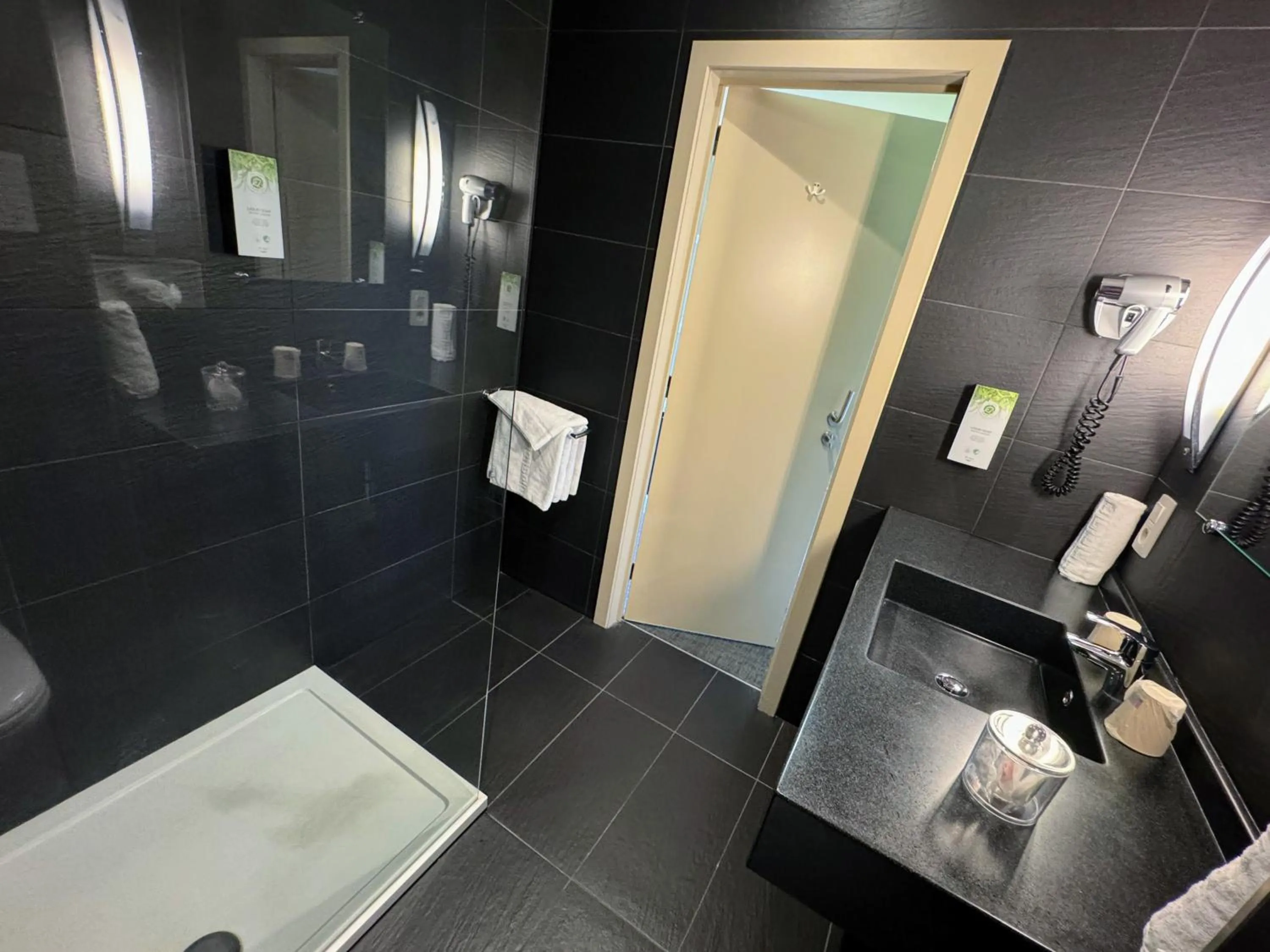 Shower in Hôtel L'Amandier