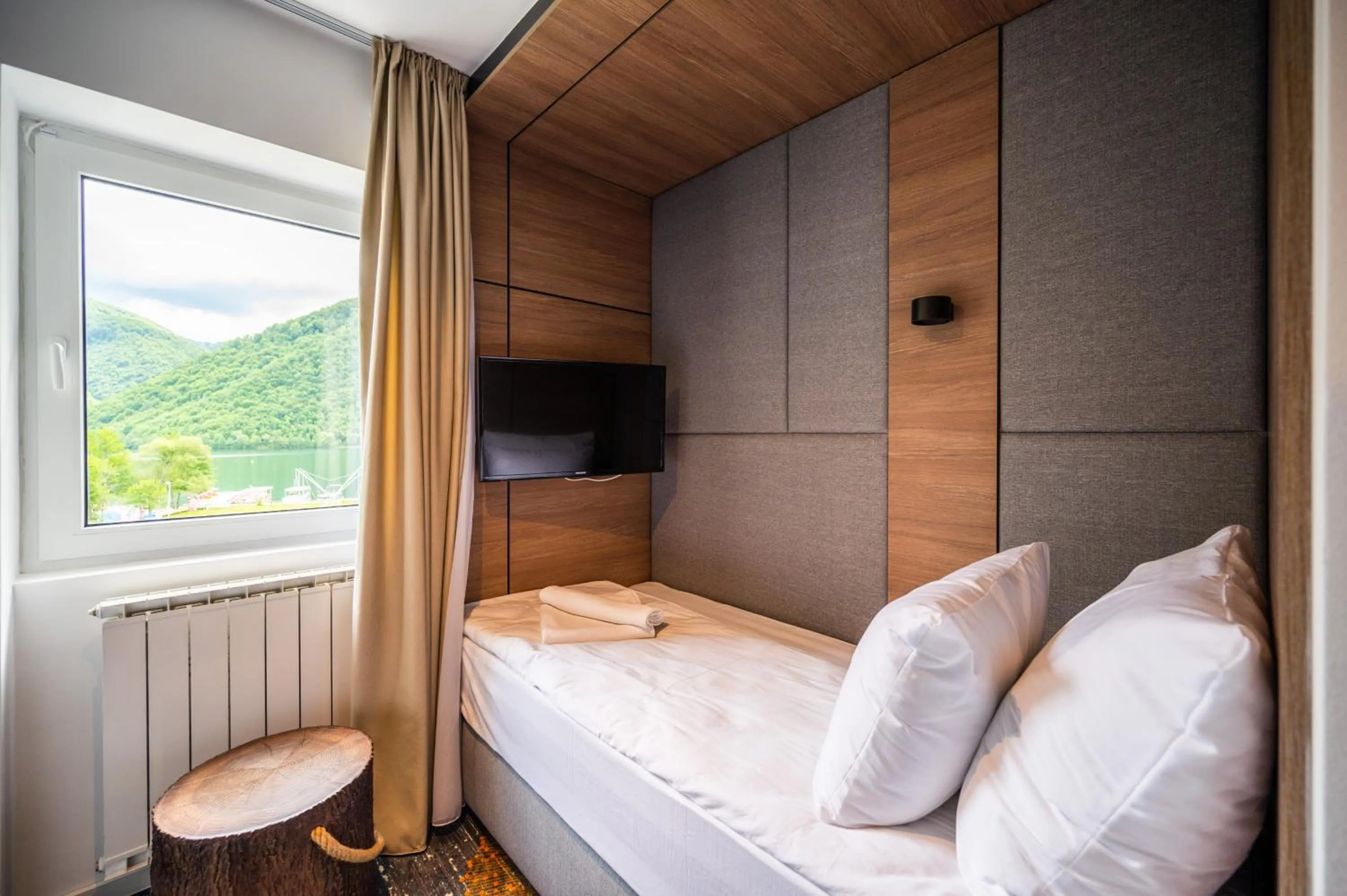 Twin Room with Lake View in Hotel Plivsko jezero
