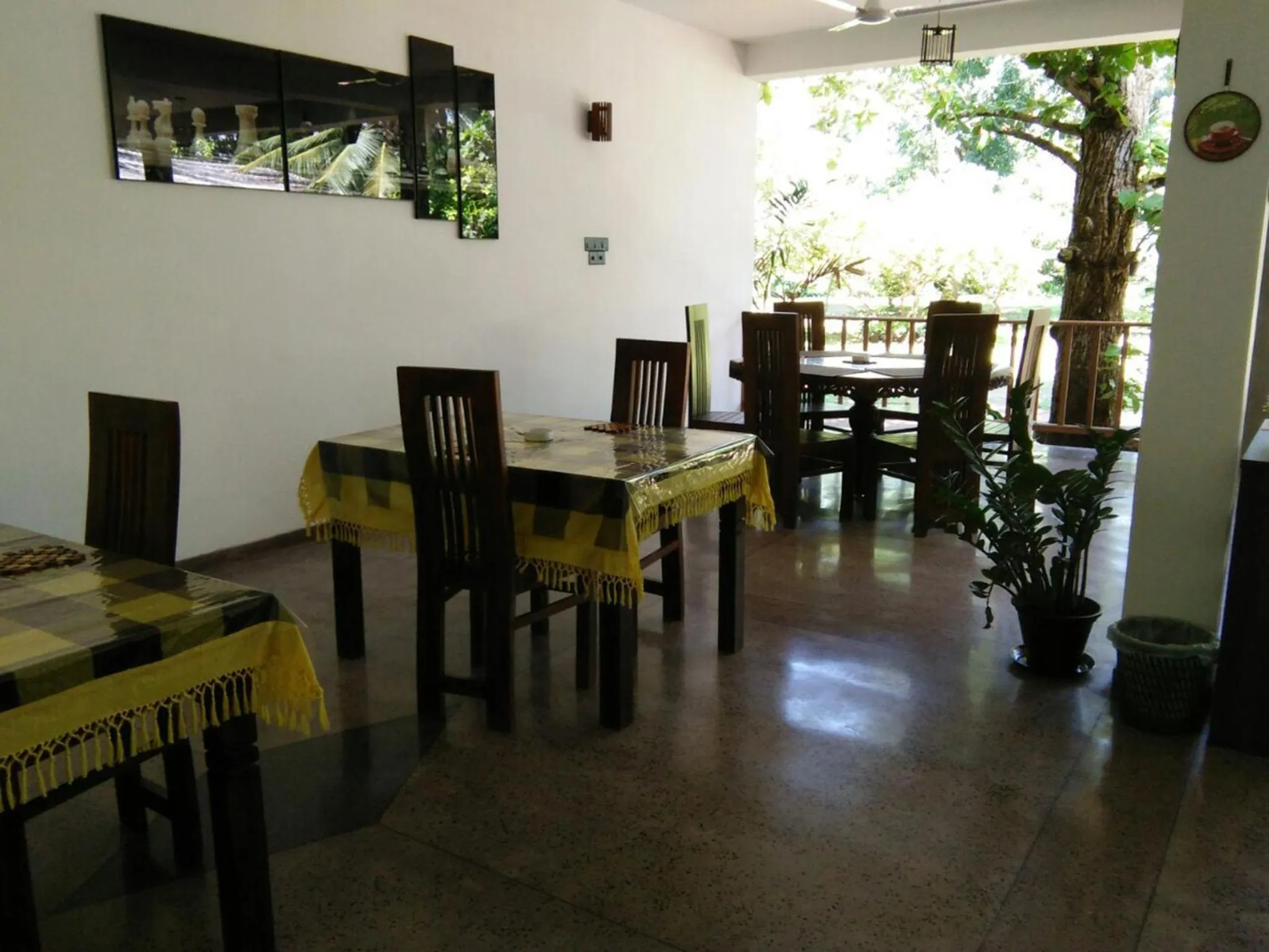 Restaurant/places to eat in Ging View Villa
