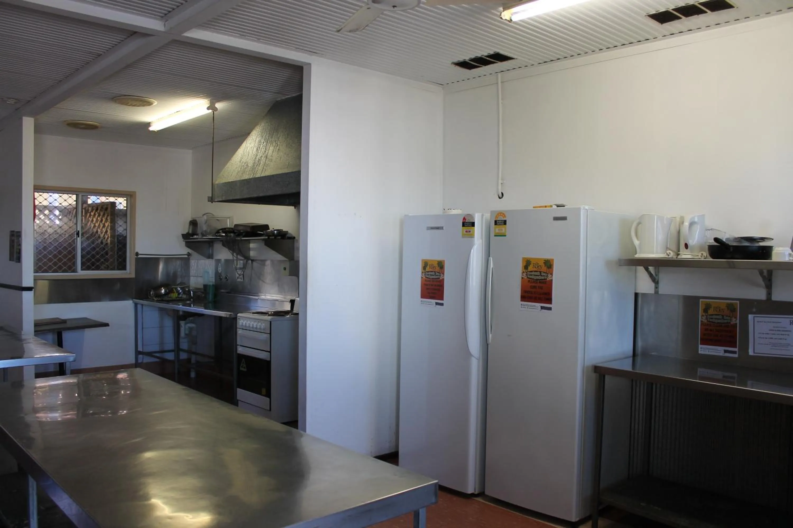 Kitchen or kitchenette in Roebuck Bay Backpackers