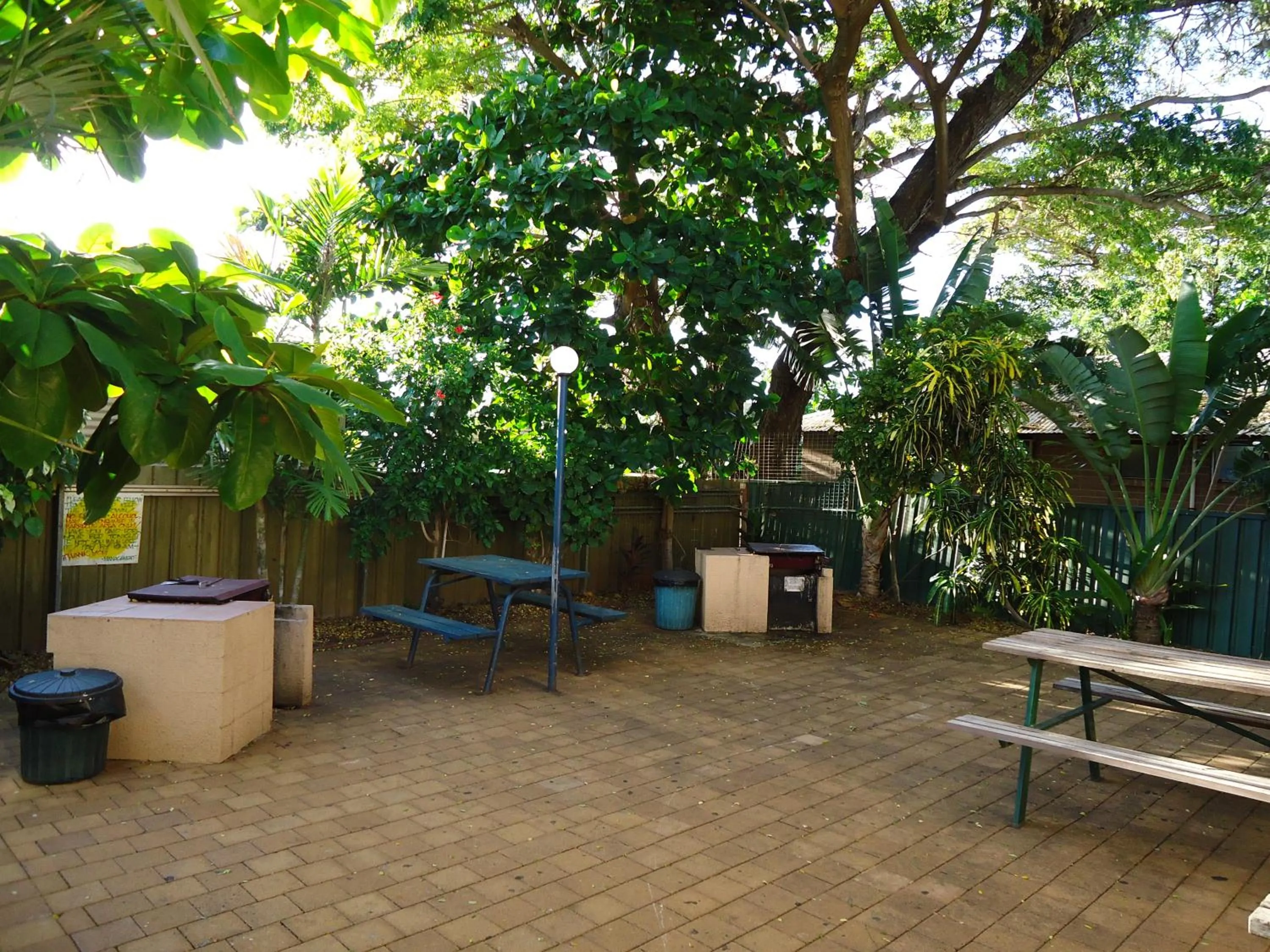 BBQ facilities in Roebuck Bay Backpackers