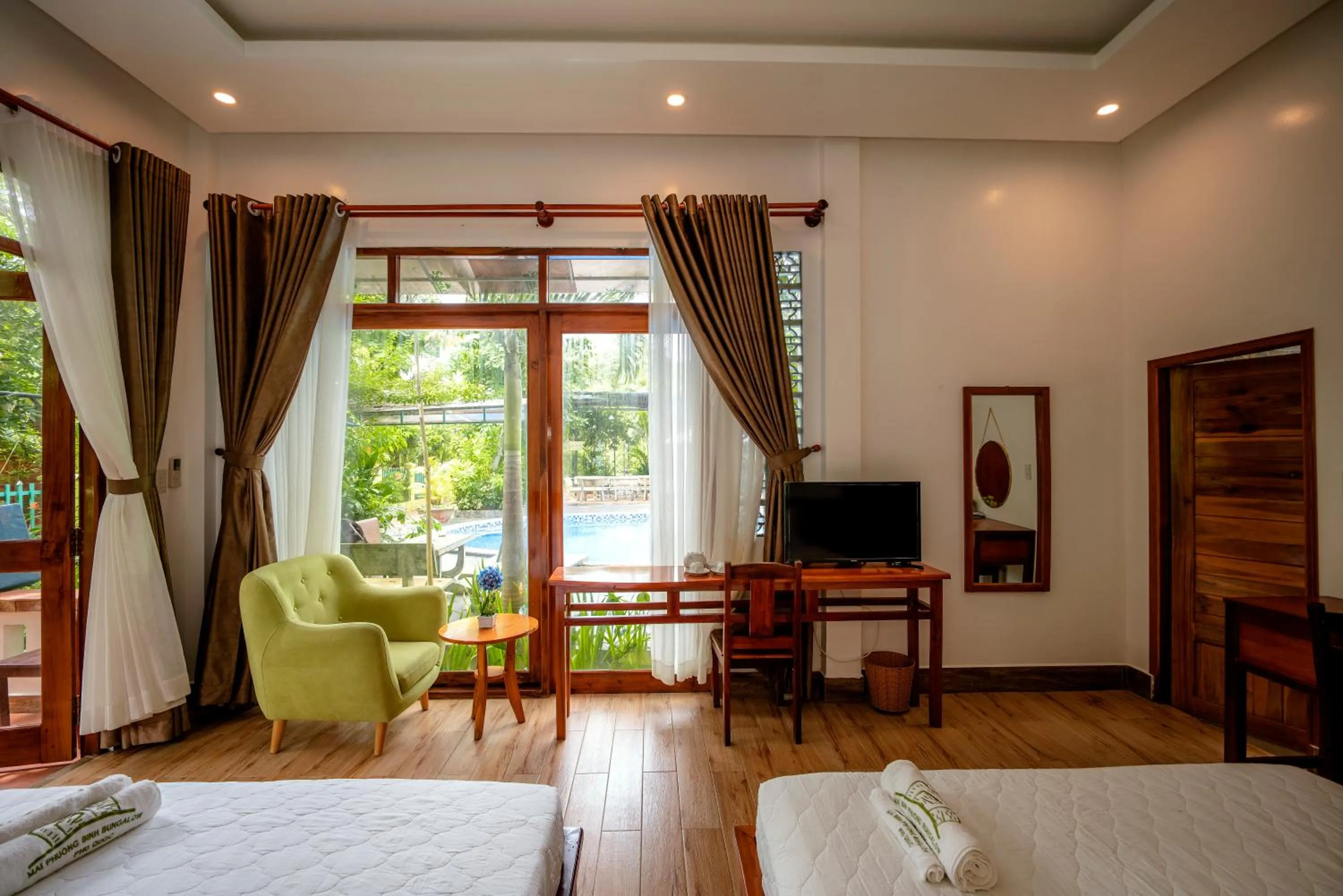 Communal lounge/ TV room, Bed in Mai Binh Phuong Bungalow
