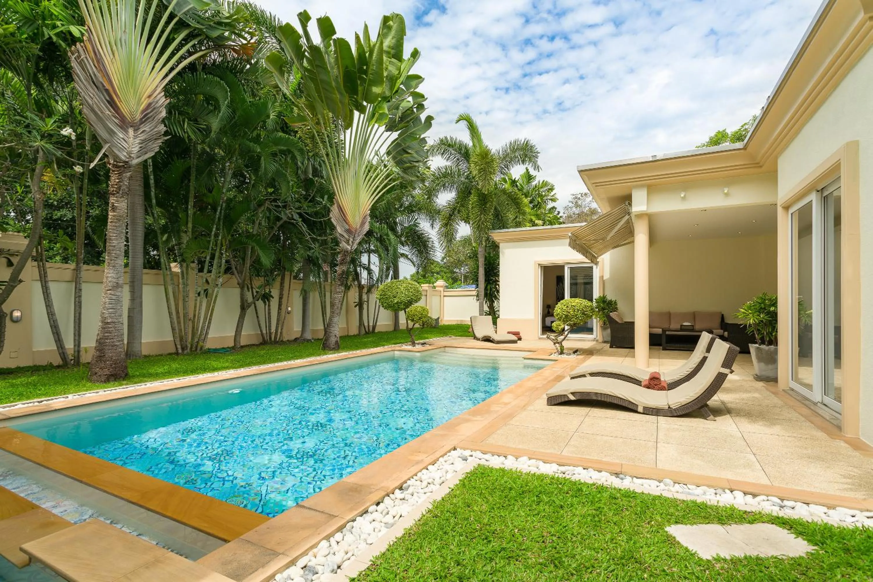 Garden in Luxury Pool Villa 3BR 6-8 persons