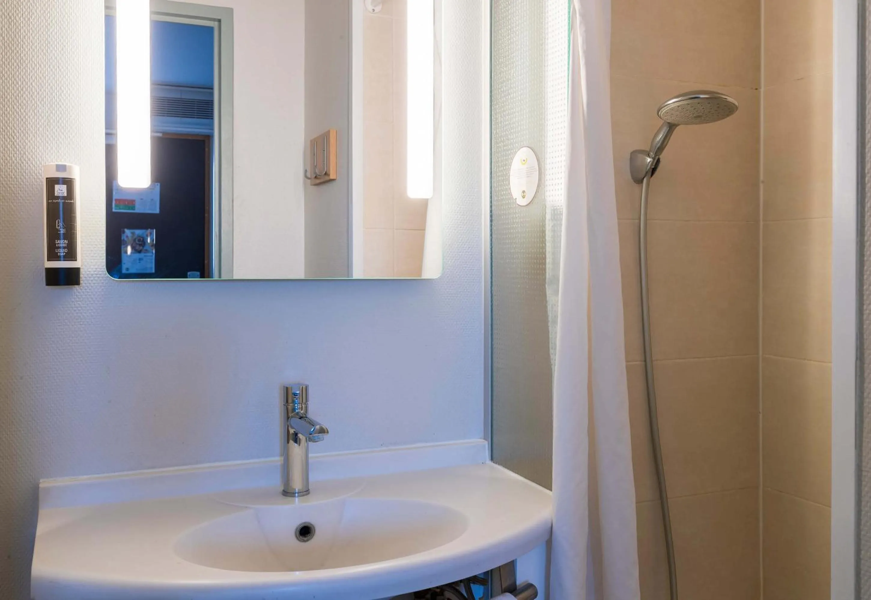 Bathroom in B&B HOTEL Orléans Ouest La Chapelle-Saint-Mesmin