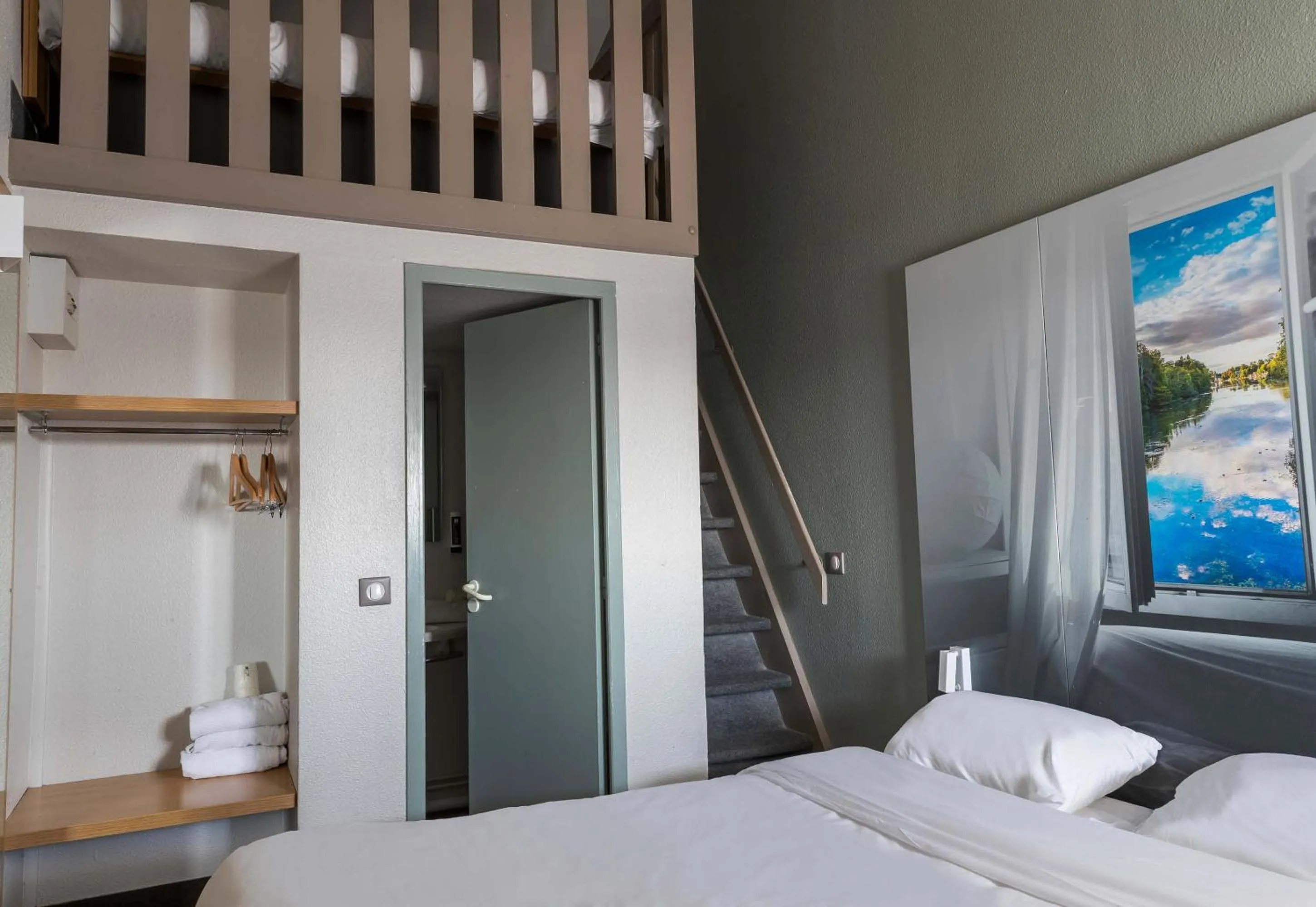 Photo of the whole room, Bed in B&B HOTEL Orléans Ouest La Chapelle-Saint-Mesmin