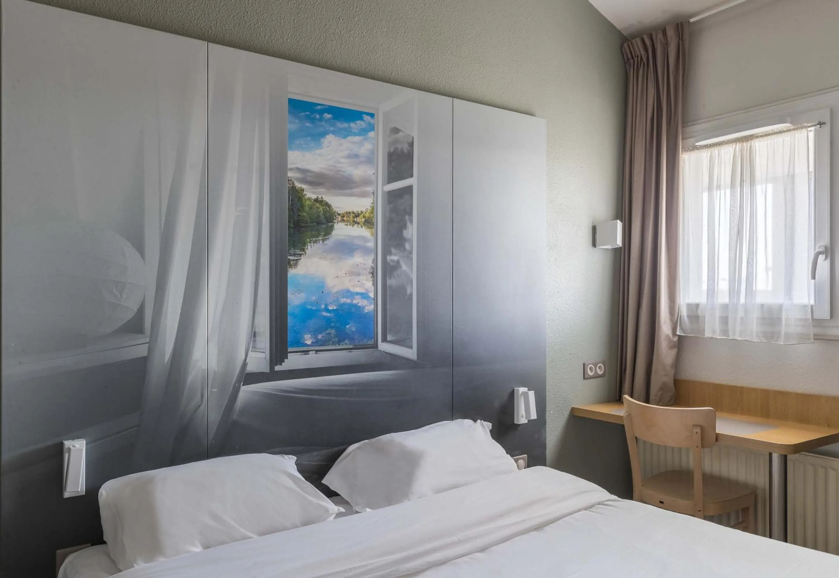 Photo of the whole room, Bed in B&B HOTEL Orléans Ouest La Chapelle-Saint-Mesmin