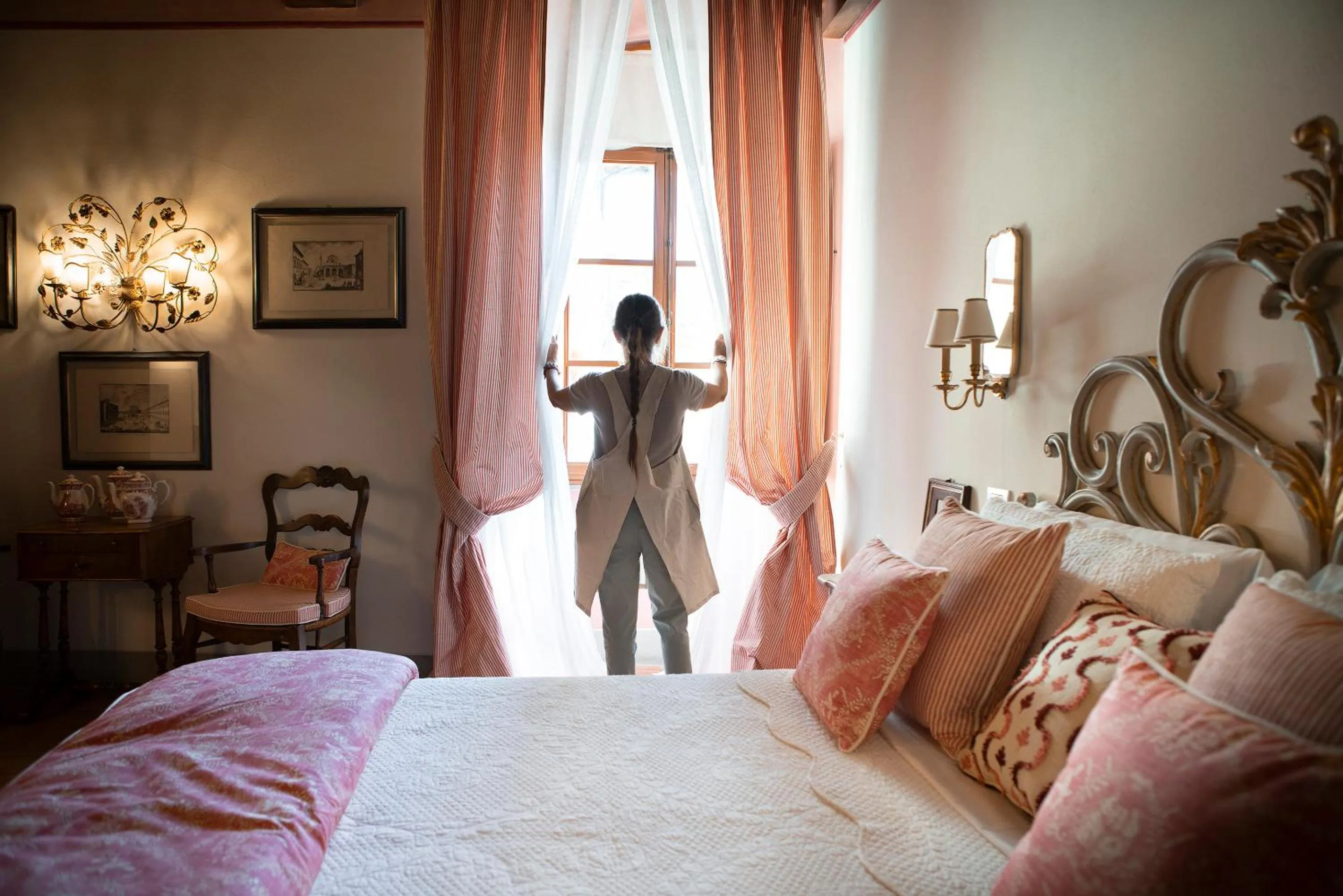 Staff, Bed in Palazzo Malaspina B&B