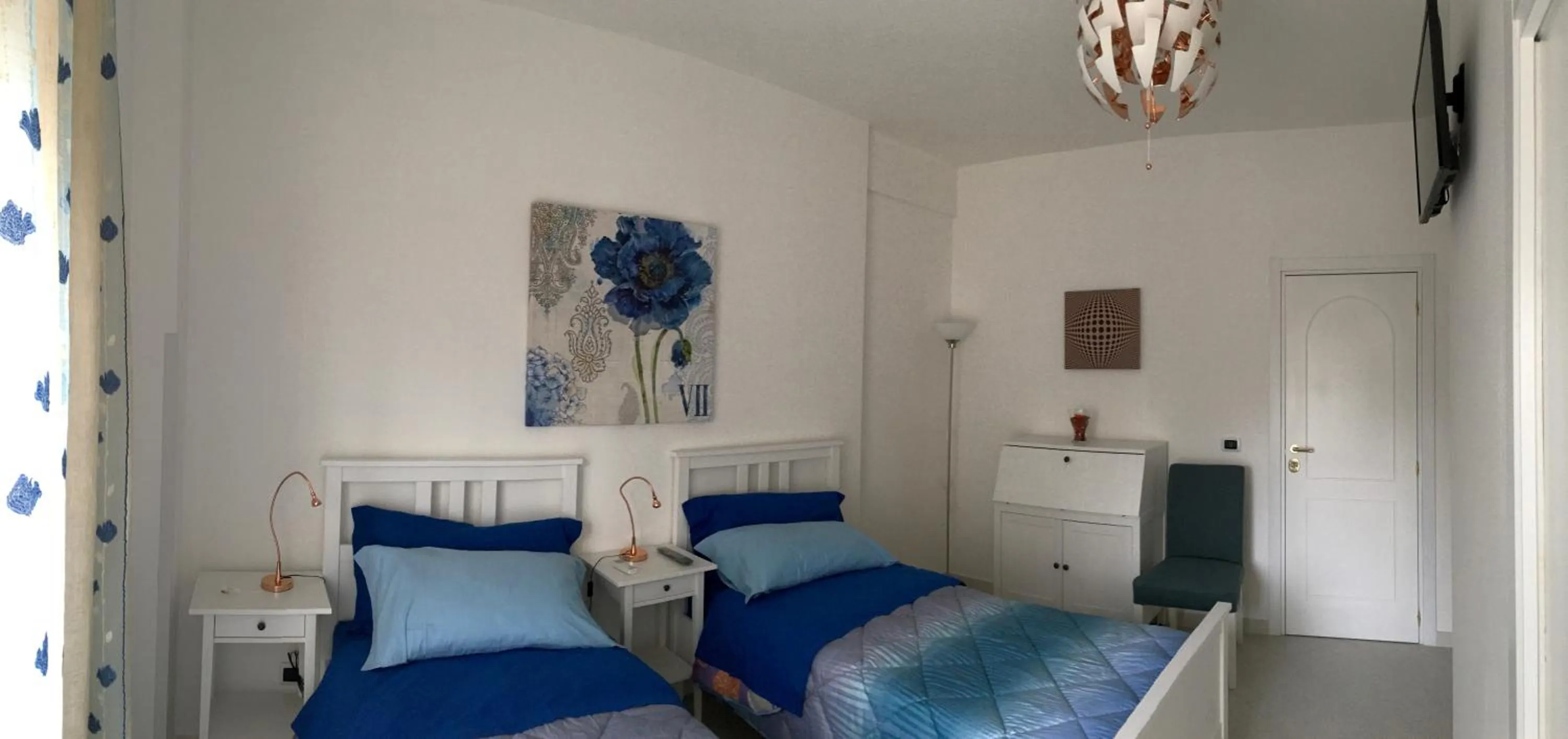 Bedroom, Bed in Hibiscus