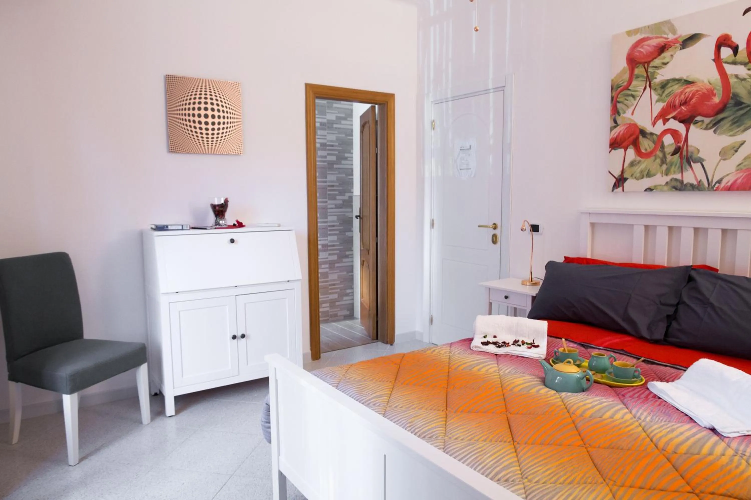 Bedroom, Bed in Hibiscus