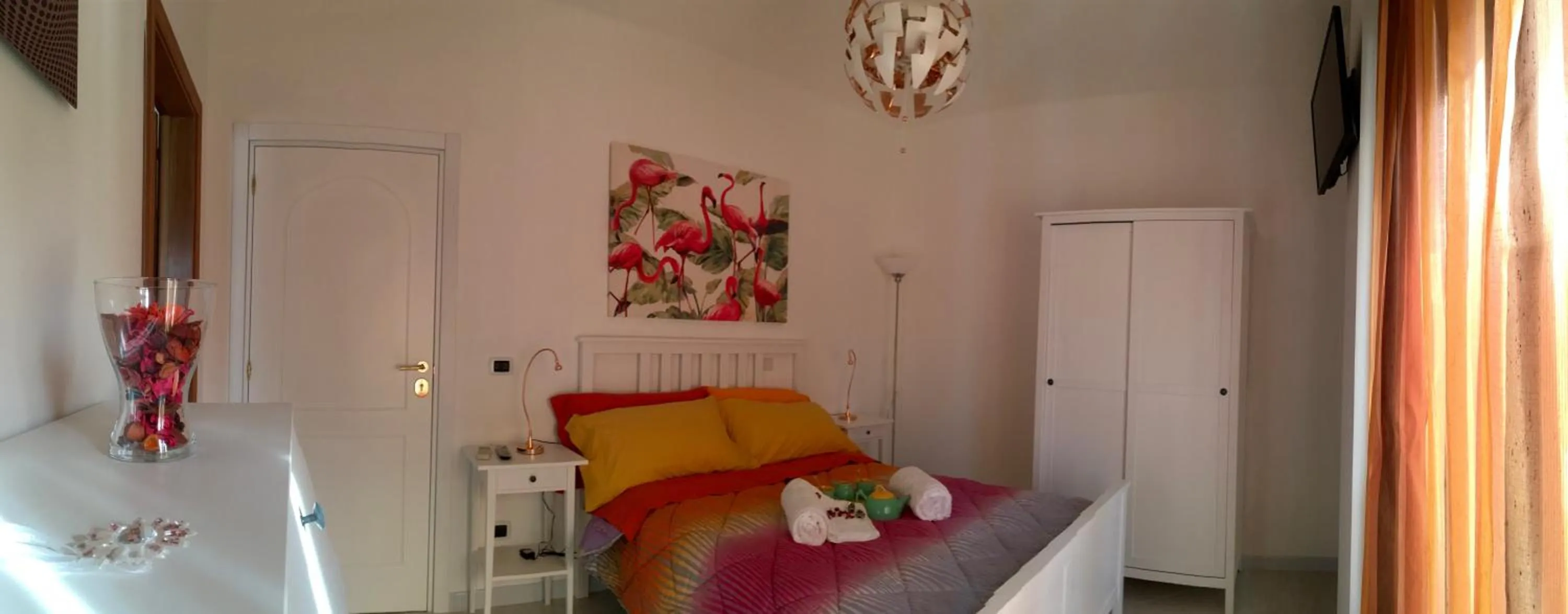 Bedroom, Bed in Hibiscus