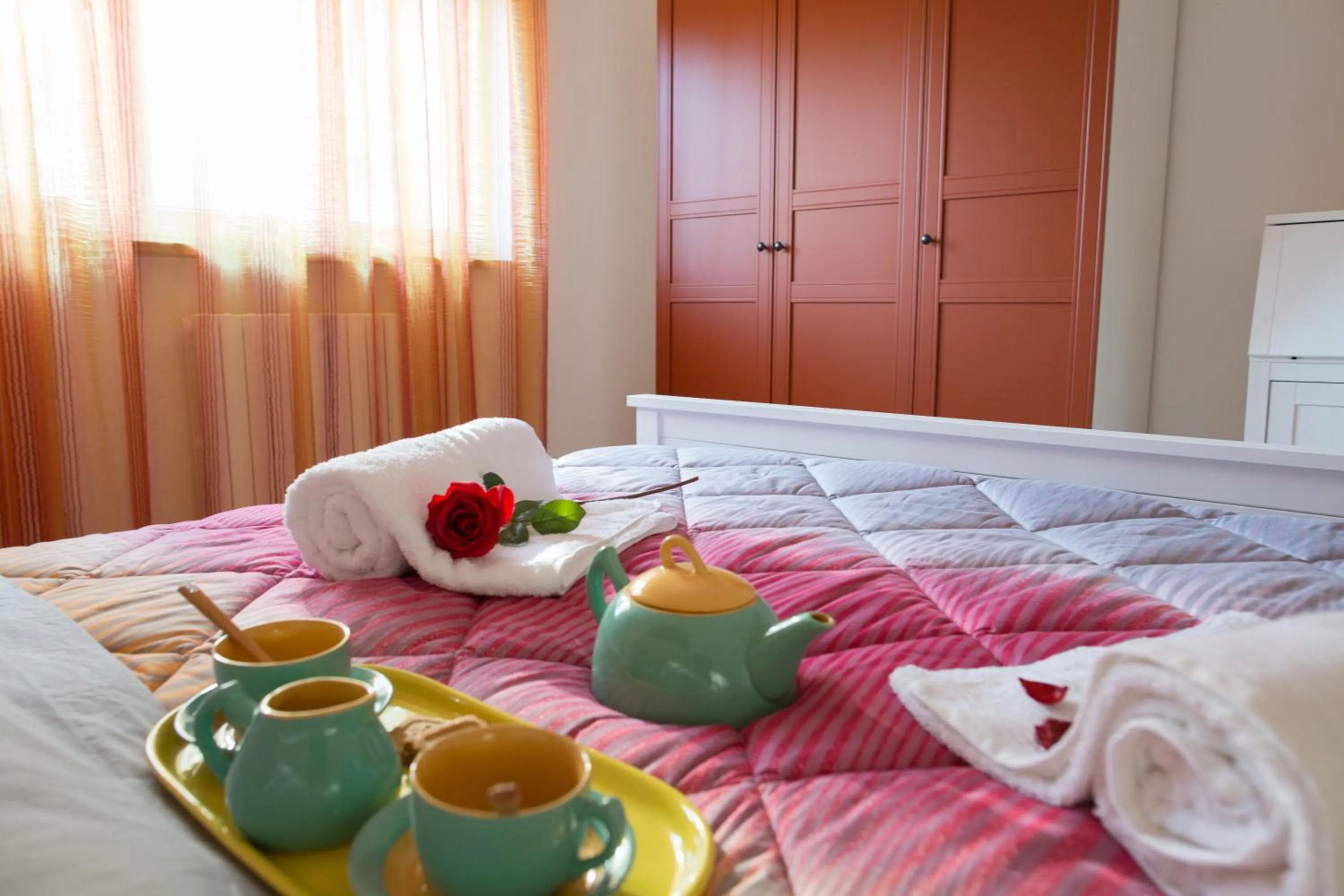 Bedroom, Bed in Hibiscus