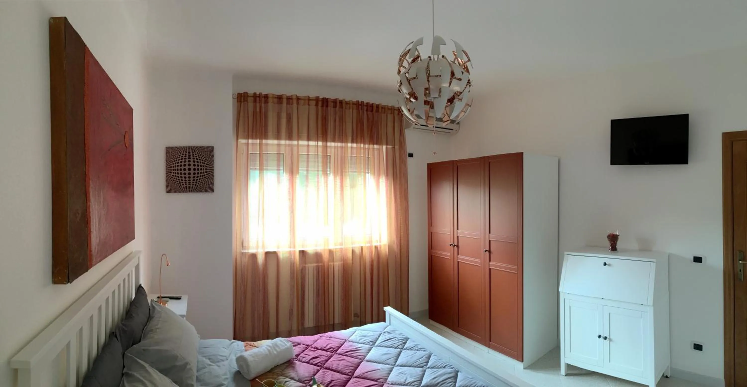 Bedroom, Bed in Hibiscus