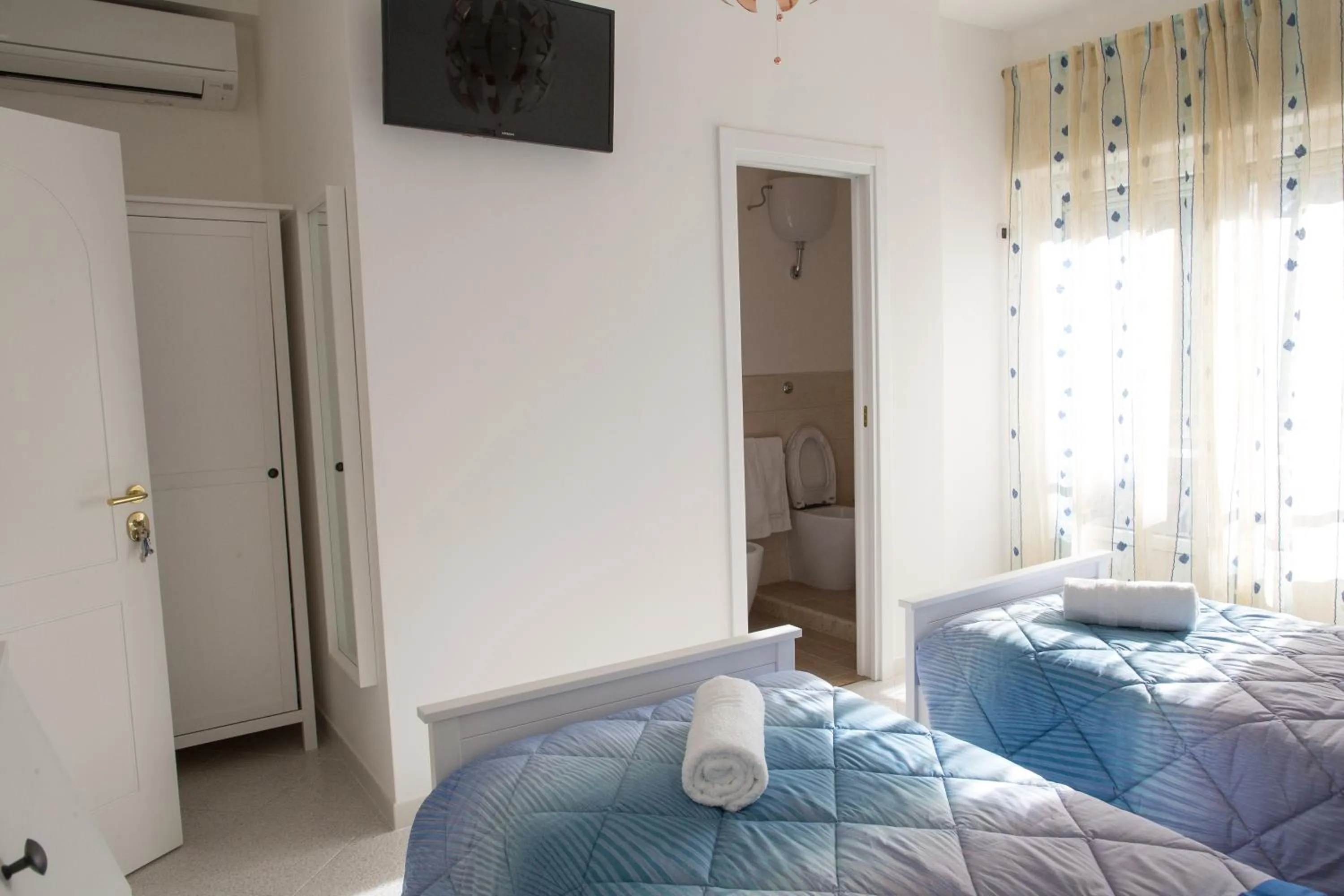 Bedroom, Bed in Hibiscus