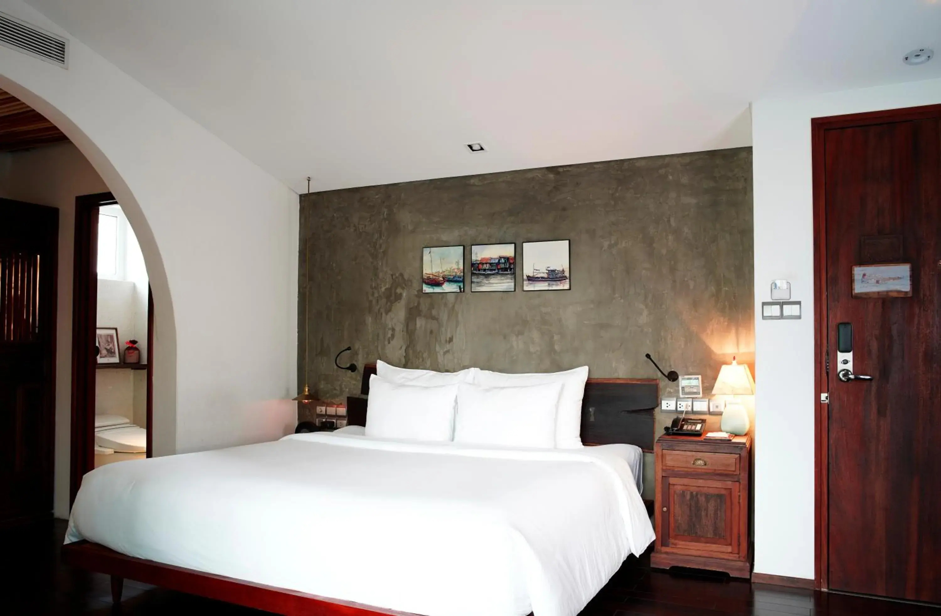 Serene Corner Balcony Double Room in The Myst Dong Khoi Serene Corner Balcony Double Room in The Myst Dong Khoi