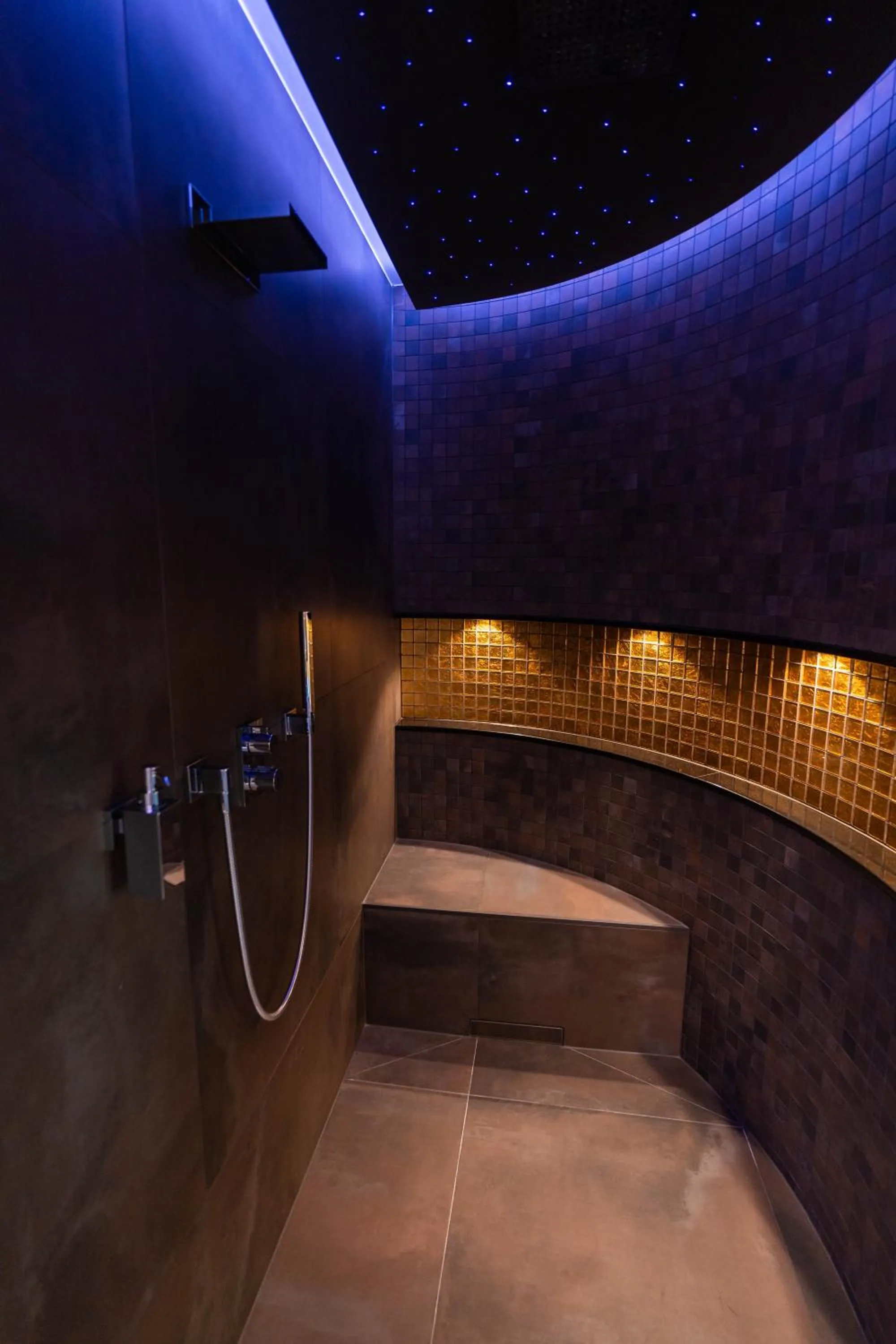 Shower in Hotel SPA VILLA Beauty & Wellness Resort