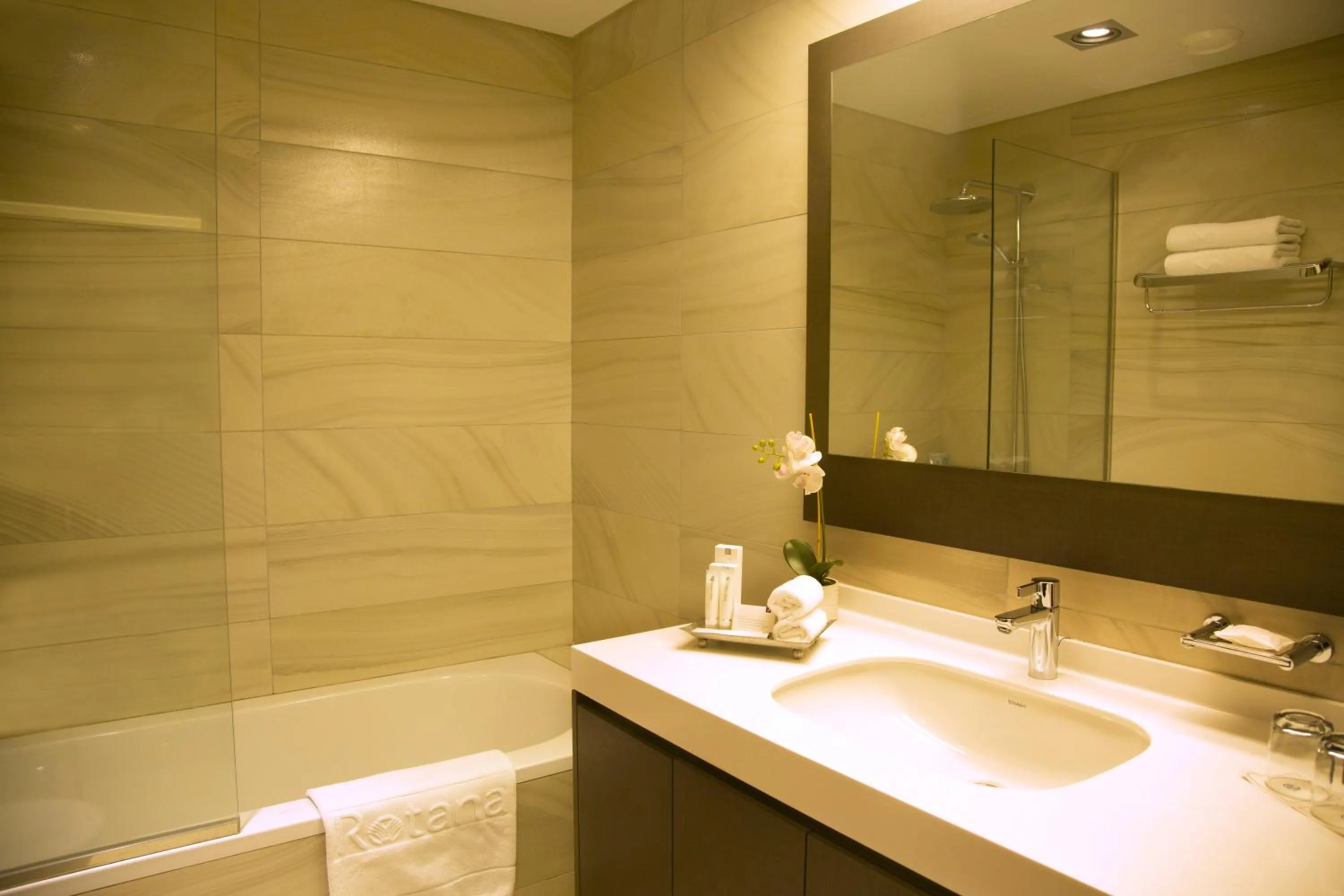 Hot Tub in Kin Plaza Arjaan by Rotana