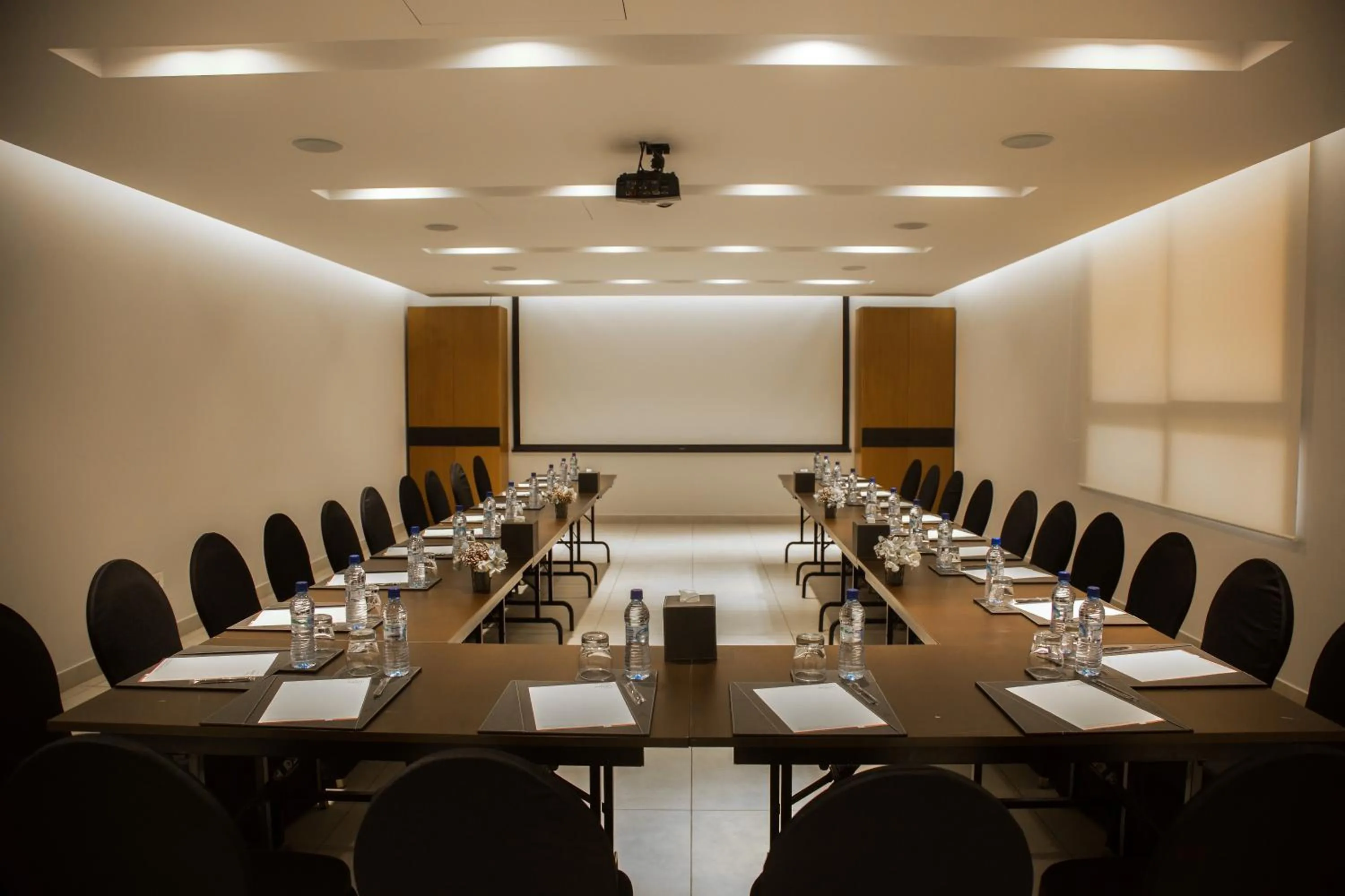 Business facilities in Kin Plaza Arjaan by Rotana