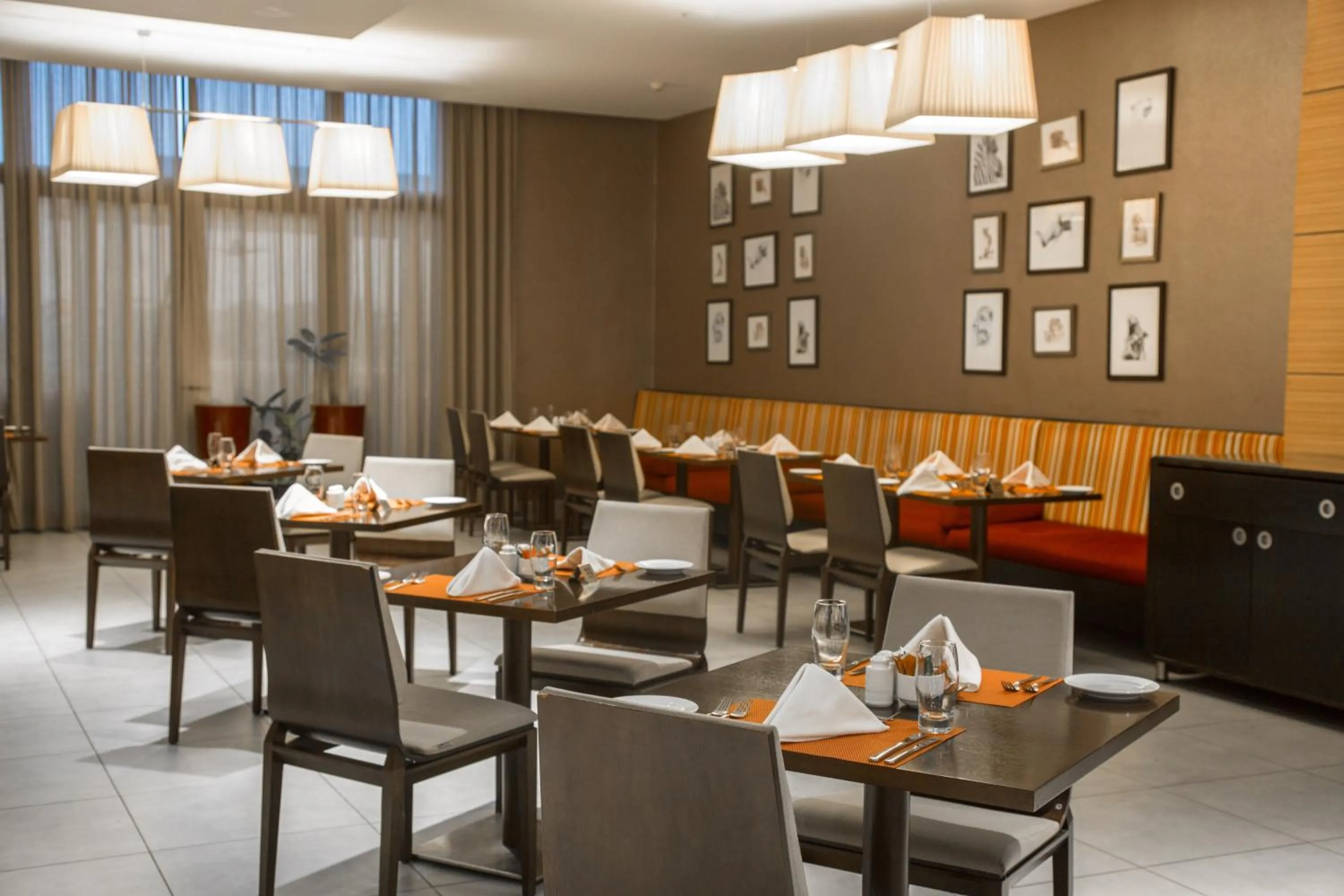 Restaurant/places to eat in Kin Plaza Arjaan by Rotana