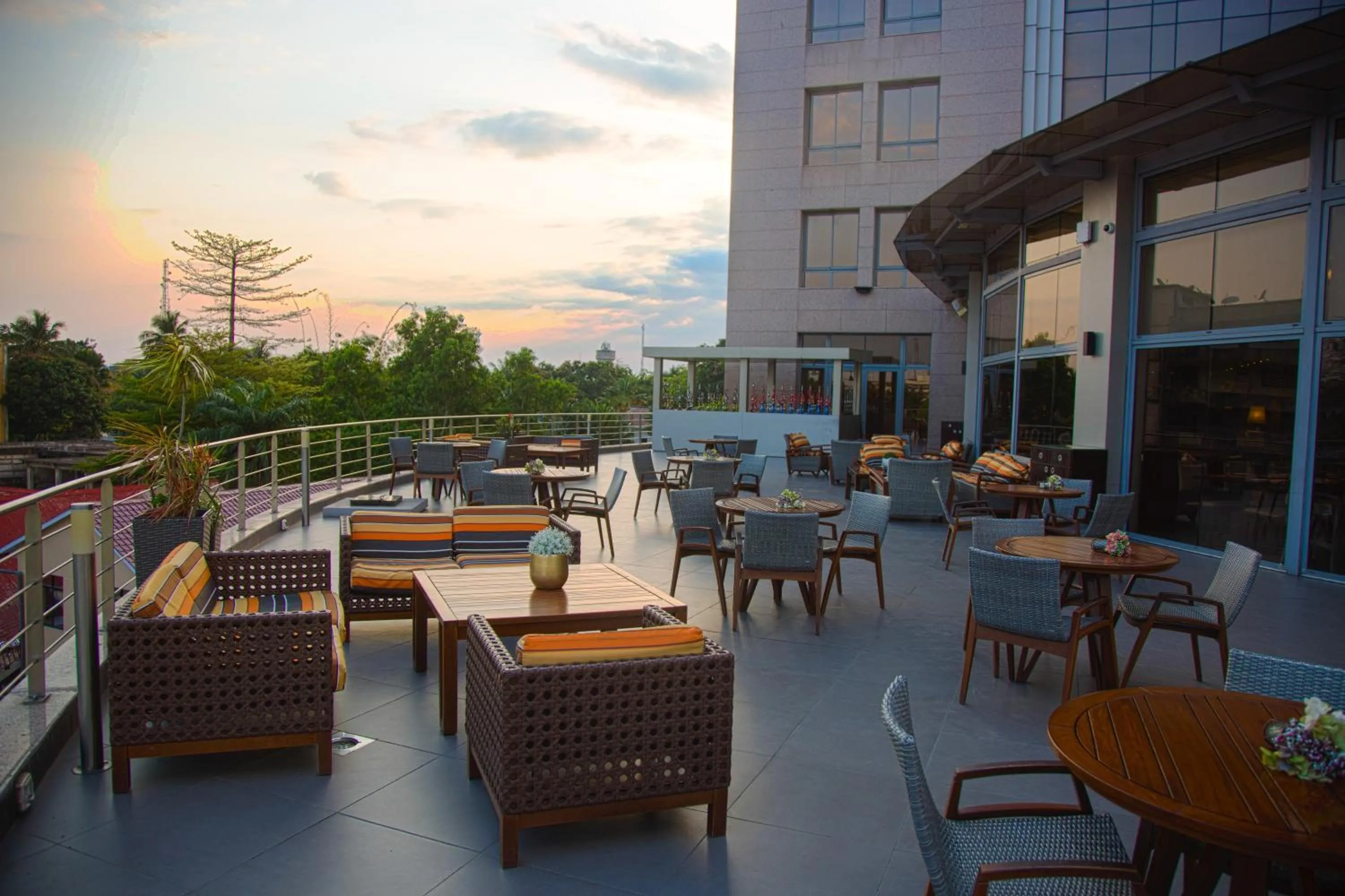 Restaurant/places to eat in Kin Plaza Arjaan by Rotana