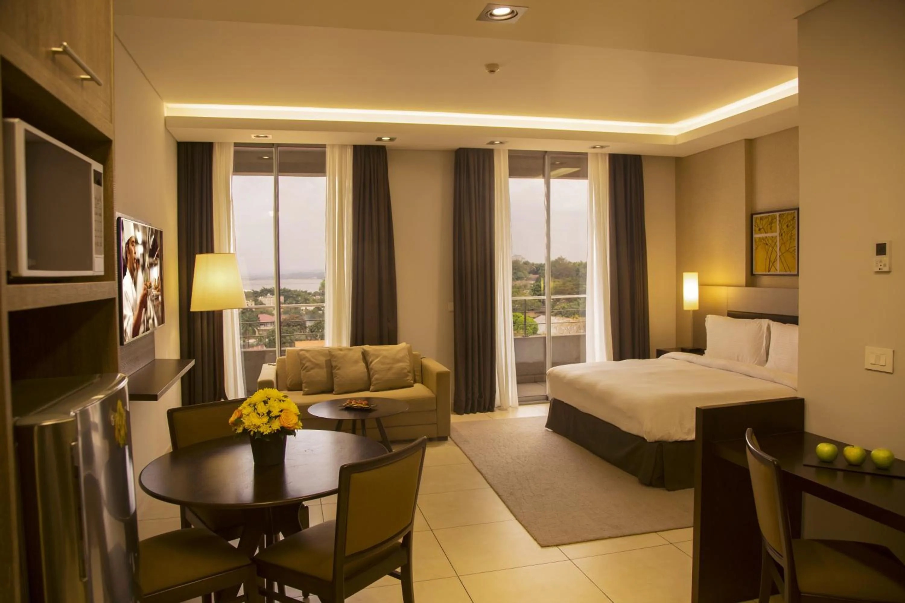 Photo of the whole room, Bed in Kin Plaza Arjaan by Rotana