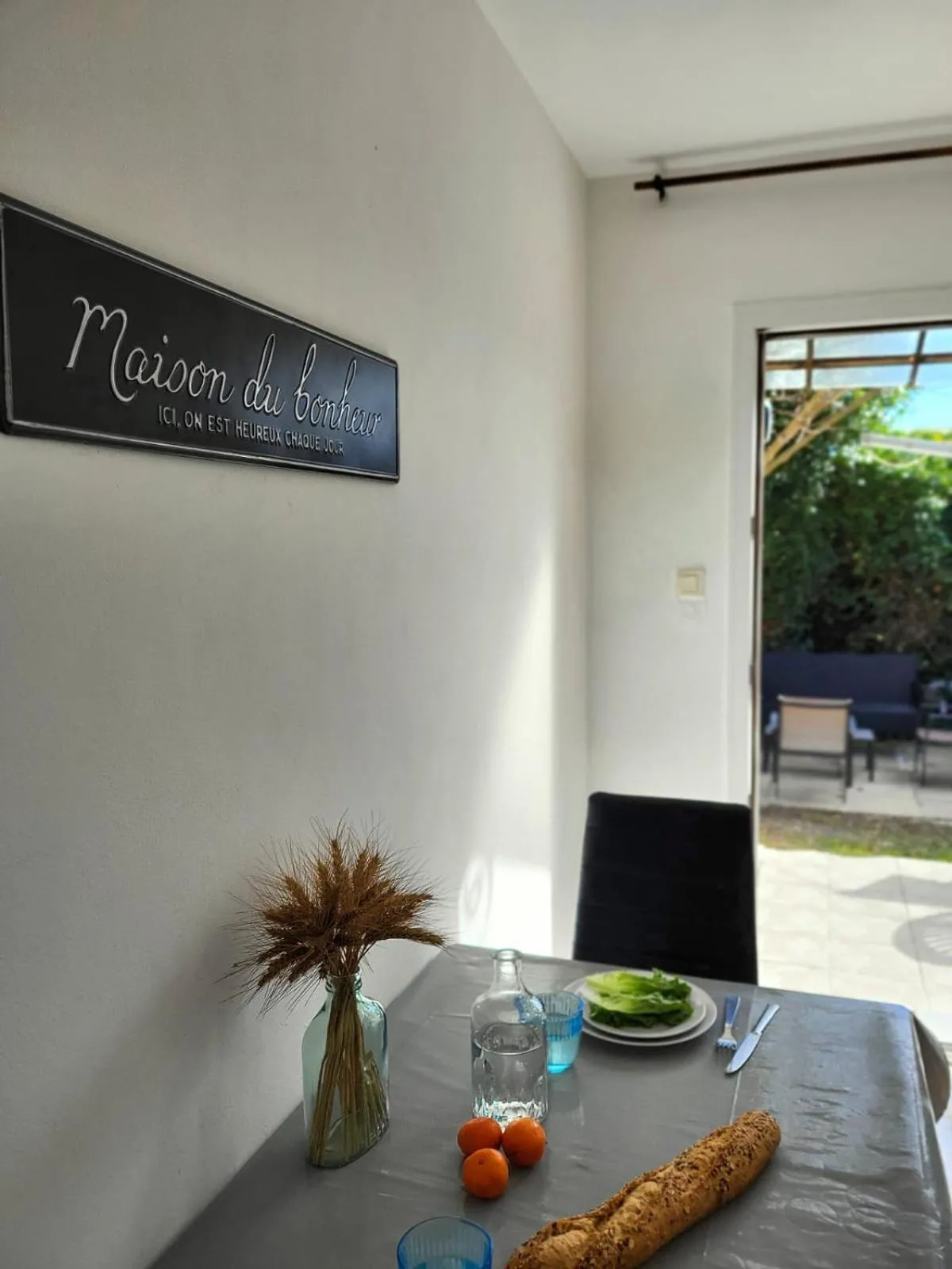 Dining area in Abrivado Aimargues en petite camargue, parking intérieur, wifi, jardin