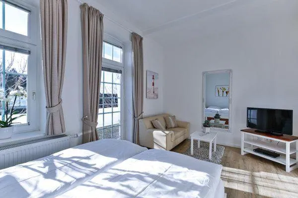 Appartement-5-mit-Suedbalkon-in-strandnaher-Lage-Baederstil-Villa-in-Wenningstedt-Sylt