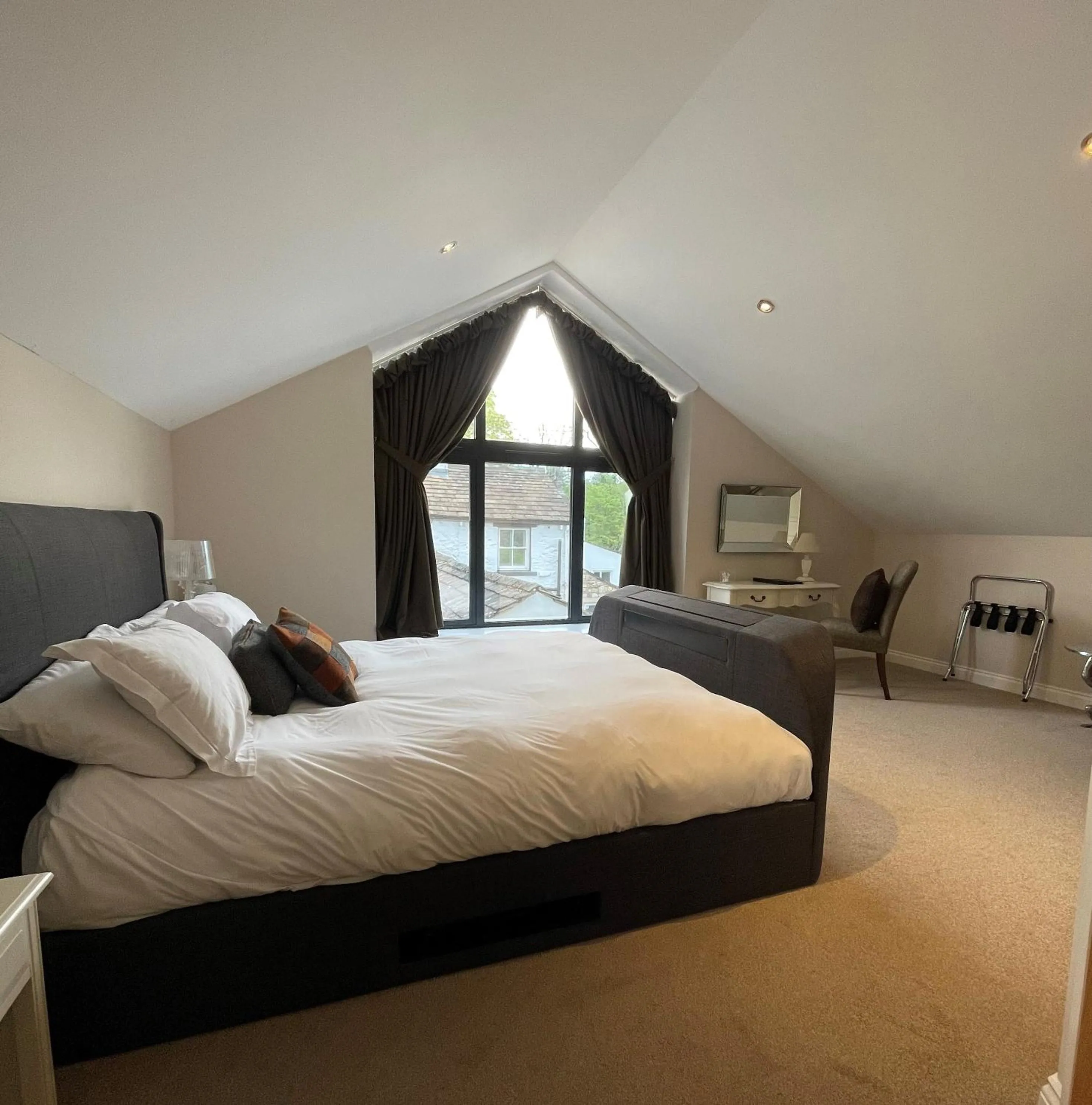 Deluxe King Room in 3 Millstones Inn