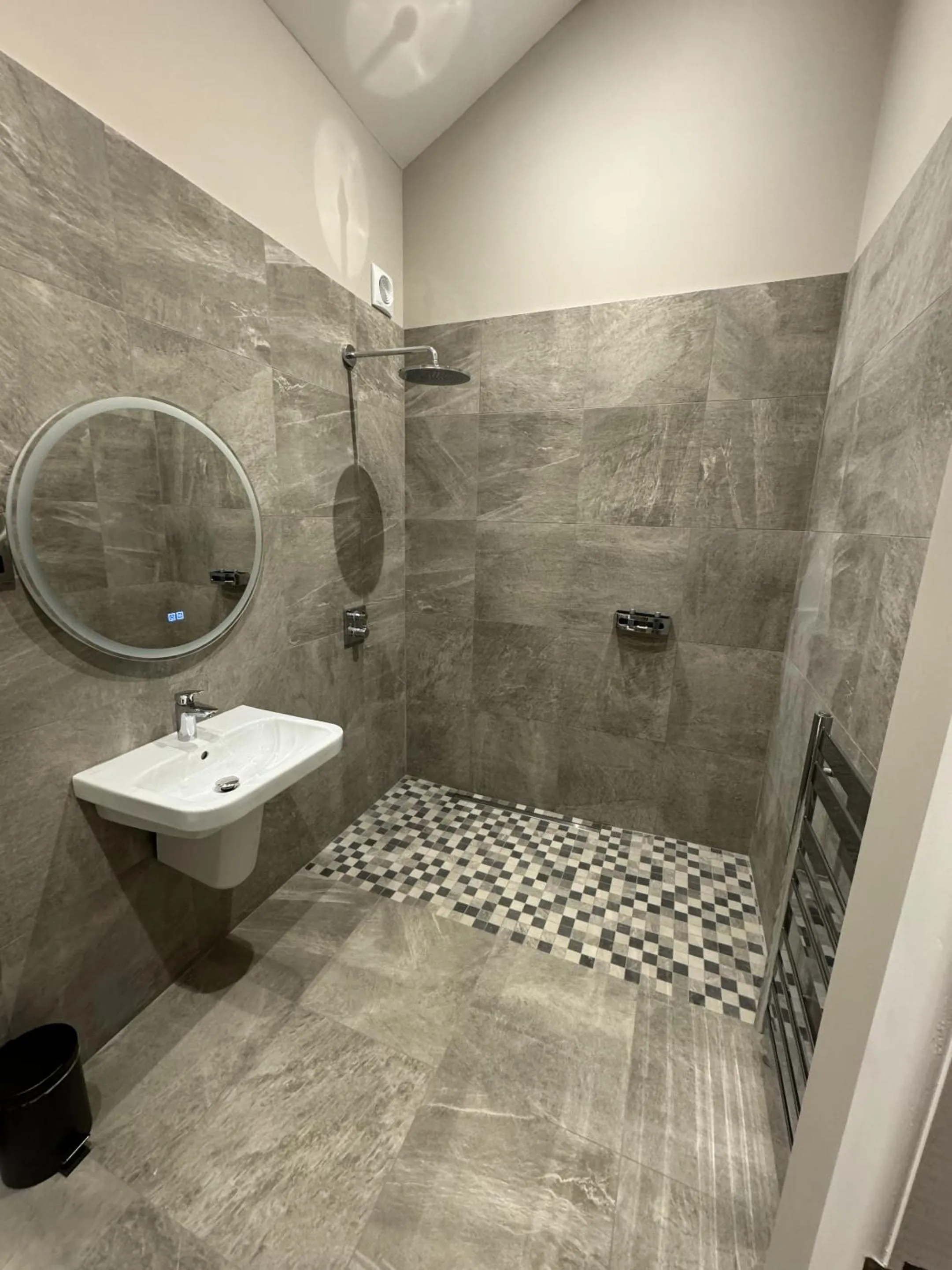 Bathroom in 3 Millstones Inn