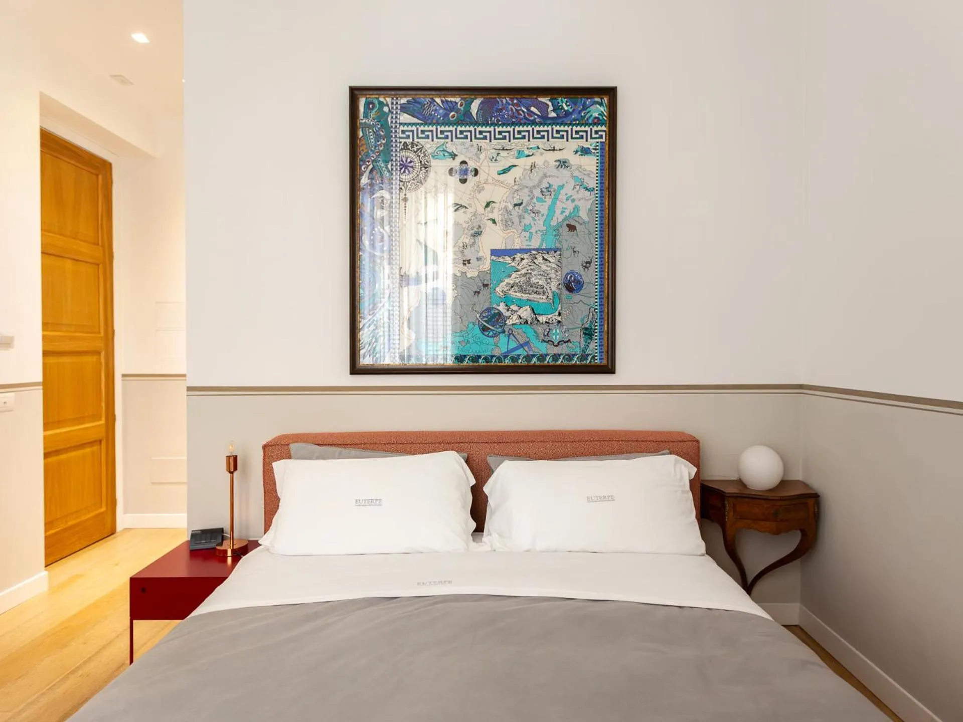 Photo of the whole room, Bed in Euterpe LHT