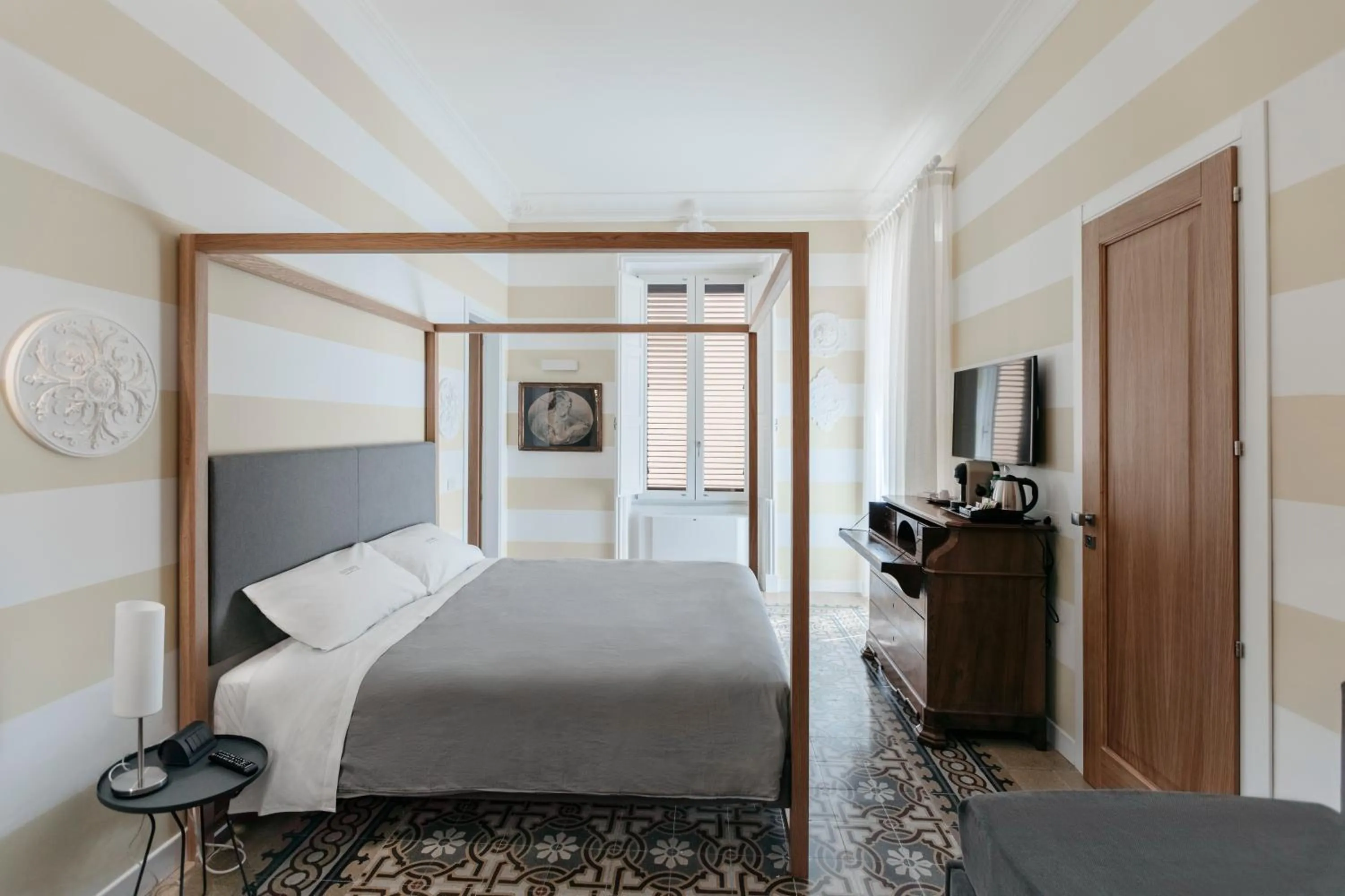 Photo of the whole room, Bed in Euterpe LHT