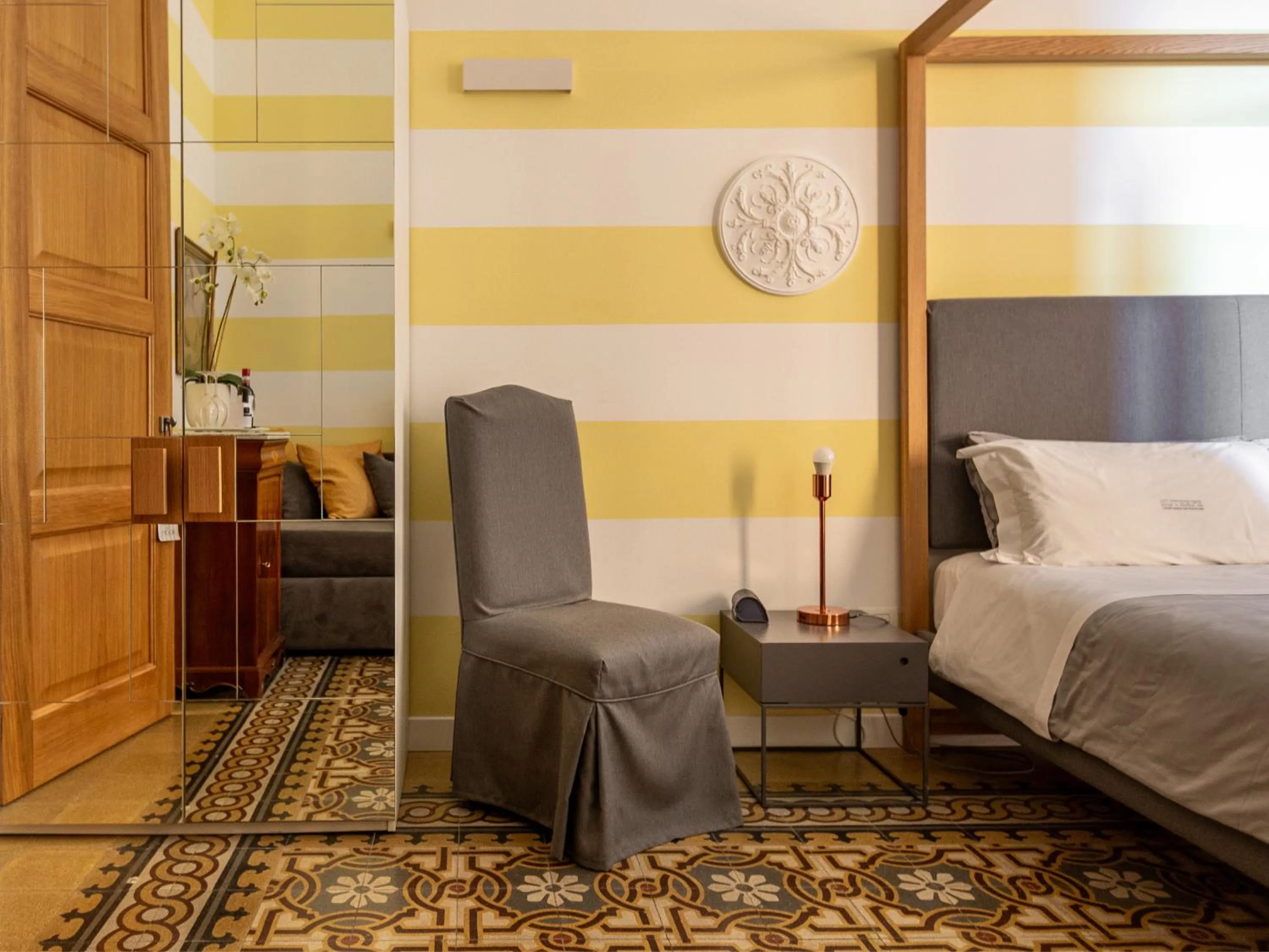 Photo of the whole room, Bed in Euterpe LHT