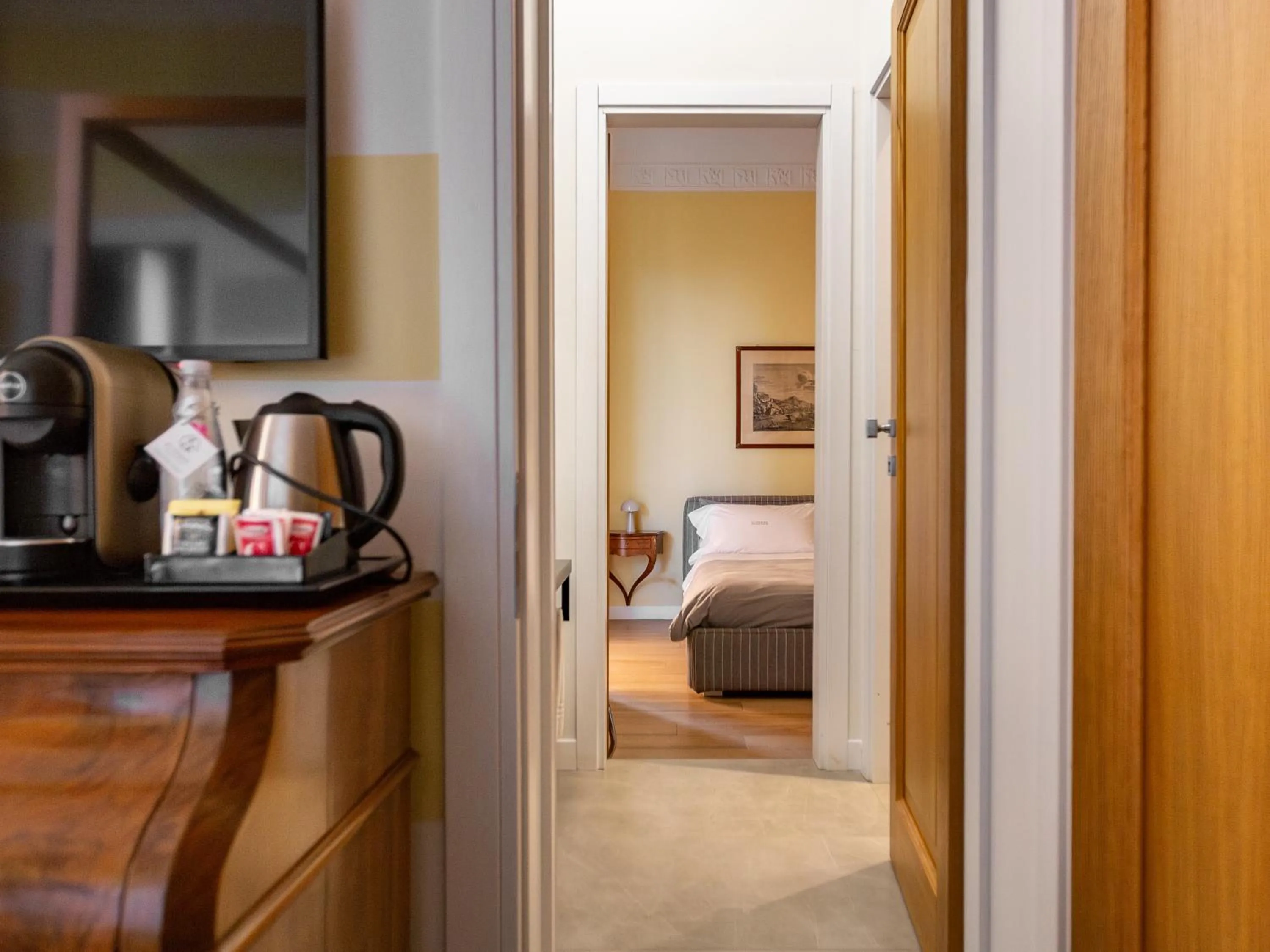 Photo of the whole room, Bed in Euterpe LHT