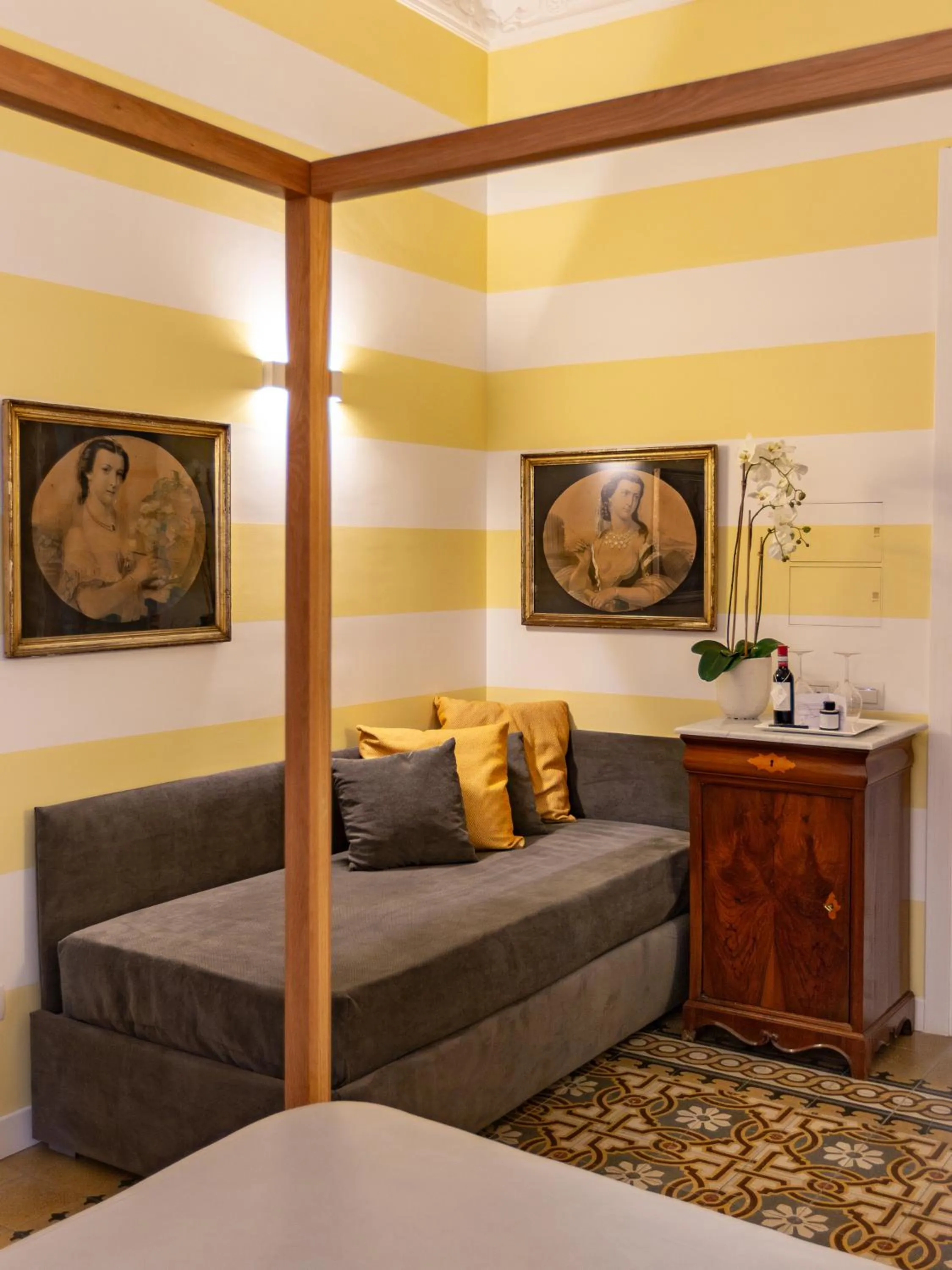 Seating area in Euterpe LHT