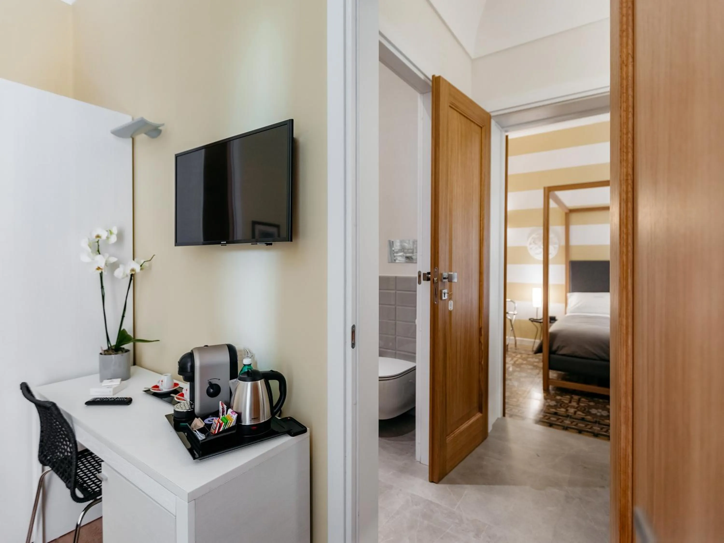 Photo of the whole room, Bed in Euterpe LHT